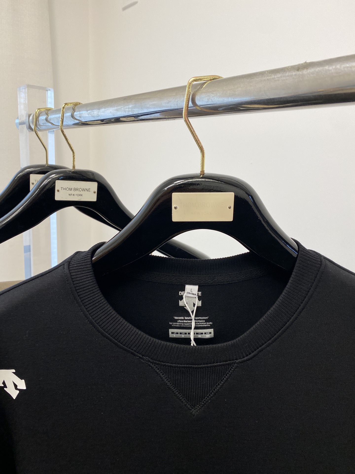 DESCENTE迪桑特、2024新品卫衣，帅气时尚，肩部印花图案logo，简约百搭款。面料棉 不仅挺括，