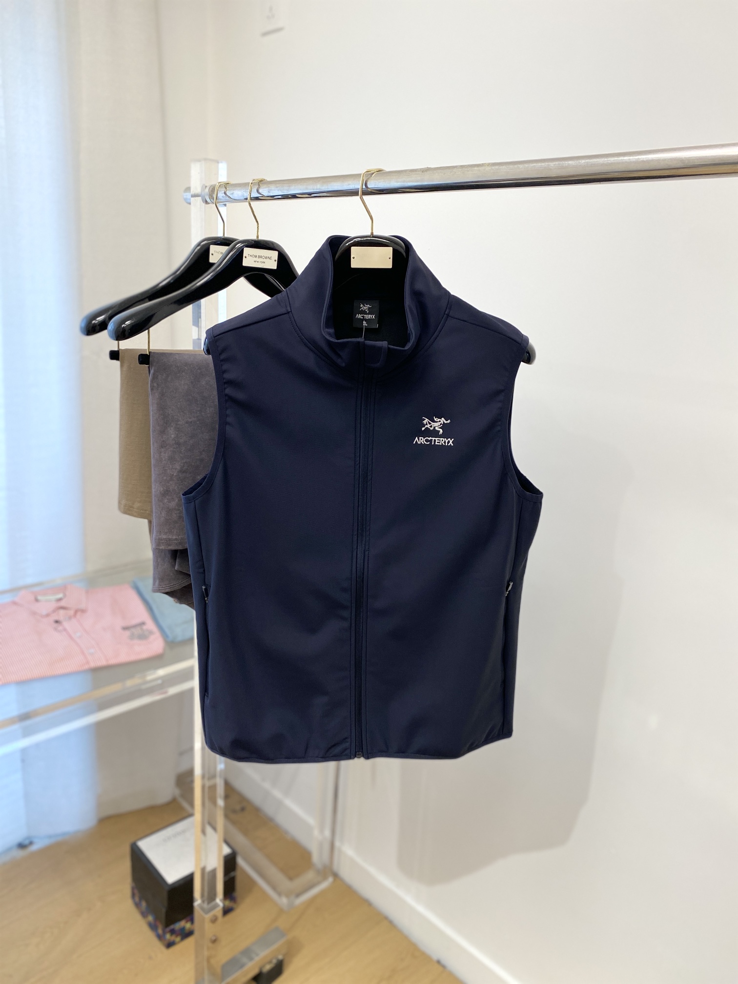 NO:118250,Archaeoptera bird, new jacket vest jacket, fashionable and handsome, simple and versatile style, exquisite embroidered pattern letter logo on the chest, customized original fabric, not only crisp, maintains the trendy silhouette, and is comfortable to wear, with more delicate yarn, code M-3XL, arc'teryx, jackets & coats, jackets & coats, alexander wang19860909始祖鸟、新品夹克马甲外套,时尚帅气,简约百搭款,胸前精致刺绣图案字母logo,定制原版面料,不仅挺括,保持潮流的廓形,又穿着舒适,纱织更细腻,码数M-3XL,arc'teryx,jackets & coats,jackets & coats,alexander wang,Men's clothing