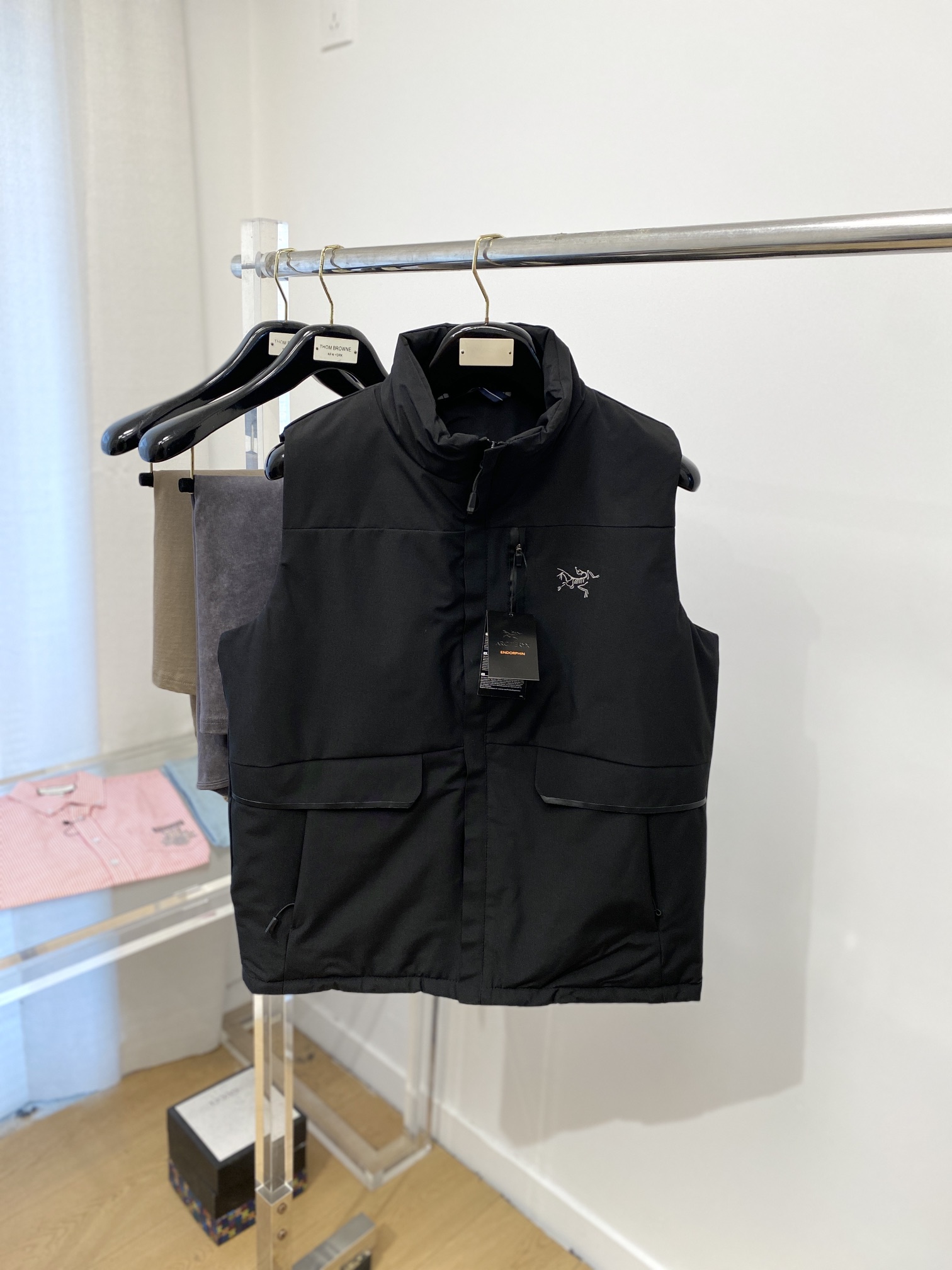 NO:131297,Archaeoptera bird, new jacket vest jacket, fashionable and handsome, simple and versatile style, top-grade printed pattern logo on the chest, customized original fabric, not only crisp, maintains the trendy silhouette, and is comfortable to wear, with more delicate yarn, code number M-3XL, arc'teryx, jackets & coats, jackets & coats, alexander wang19860909始祖鸟、新品夹克马甲外套,时尚帅气,简约百搭款,胸前顶级印花图案logo,定制原版面料,不仅挺括,保持潮流的廓形,又穿着舒适,纱织更细腻,码数M-3XL,arc'teryx,jackets & coats,jackets & coats,alexander wang,Men's clothing