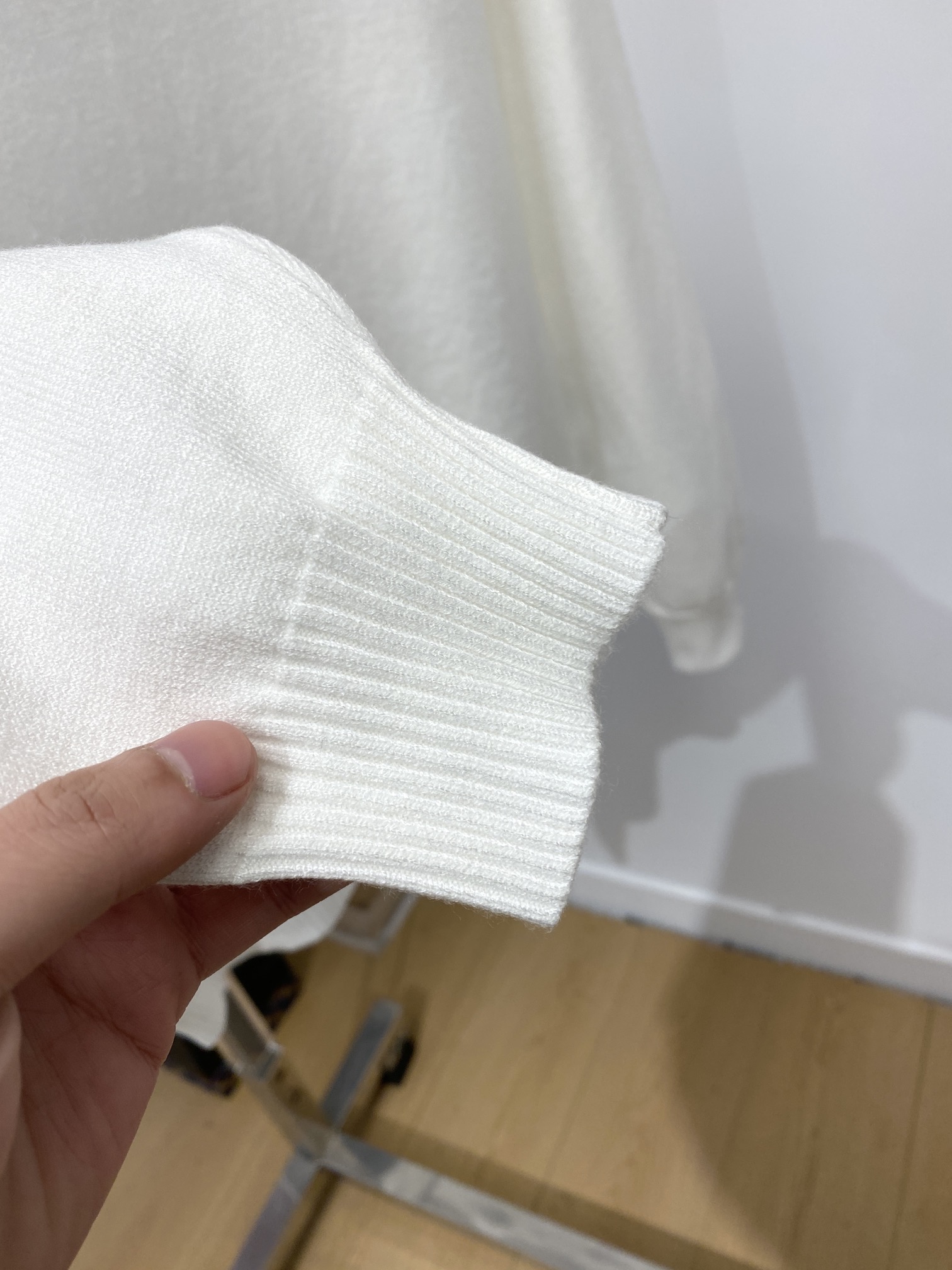  迪奥、新品高领羊毛衣 具有手感细腻柔软，可直接与肌肤接触，让暖心的纱线变化出细腻的质感，顶级工艺极具特