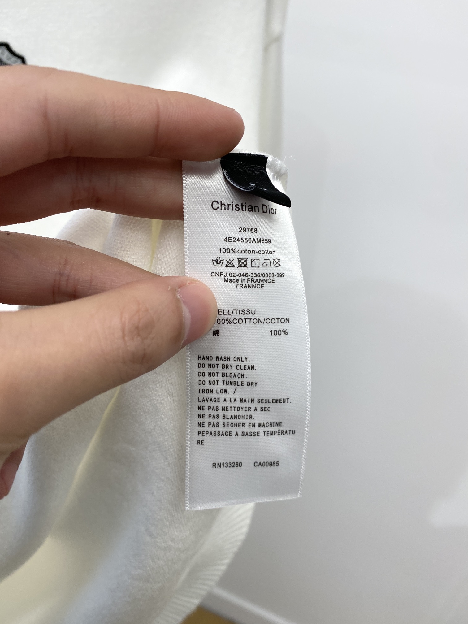  迪奥、新品高领羊毛衣 具有手感细腻柔软，可直接与肌肤接触，让暖心的纱线变化出细腻的质感，顶级工艺极具特