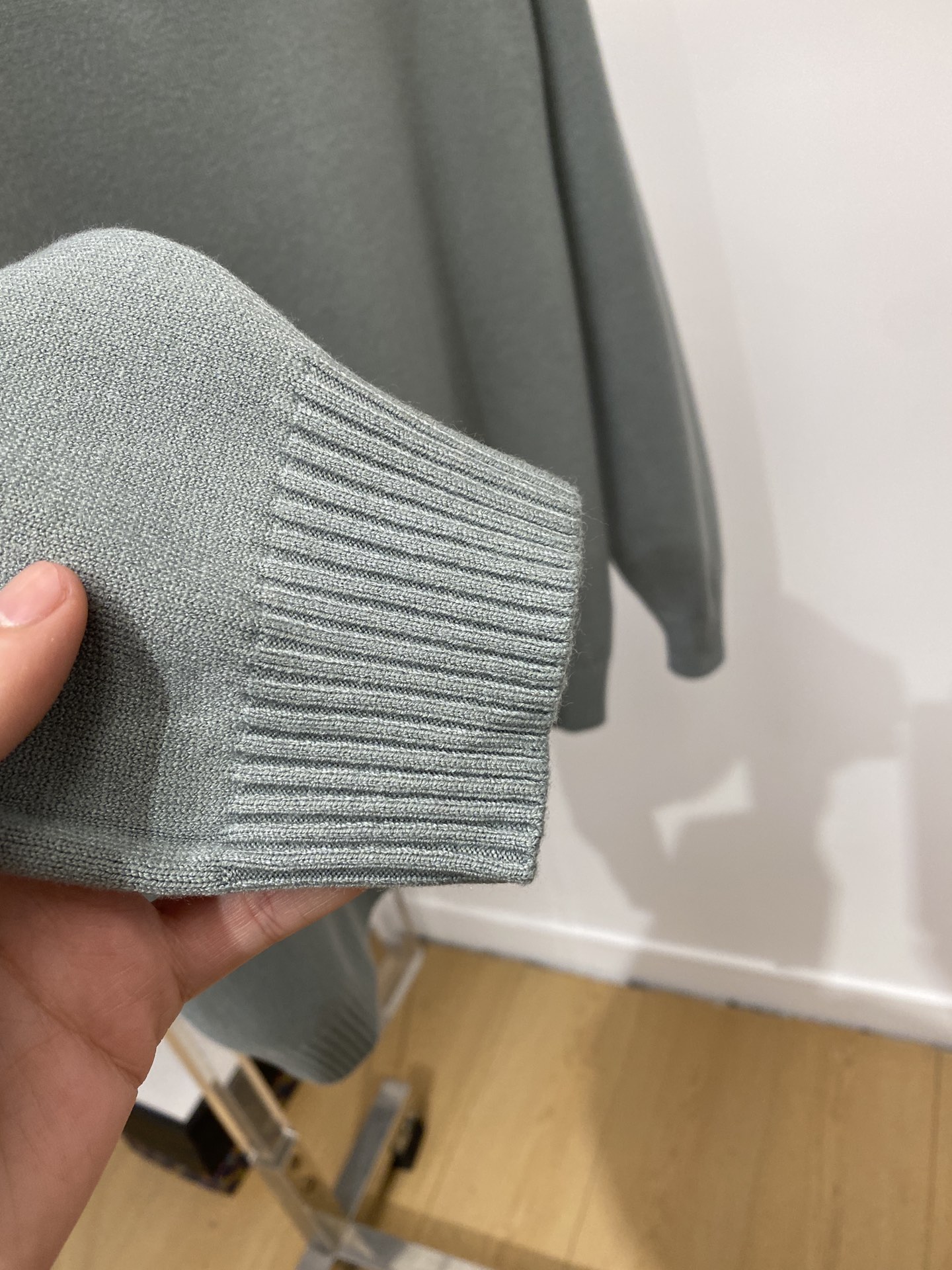 迪奥、新品高领羊毛衣 具有手感细腻柔软，可直接与肌肤接触，让暖心的纱线变化出细腻的质感，顶级工艺极具特