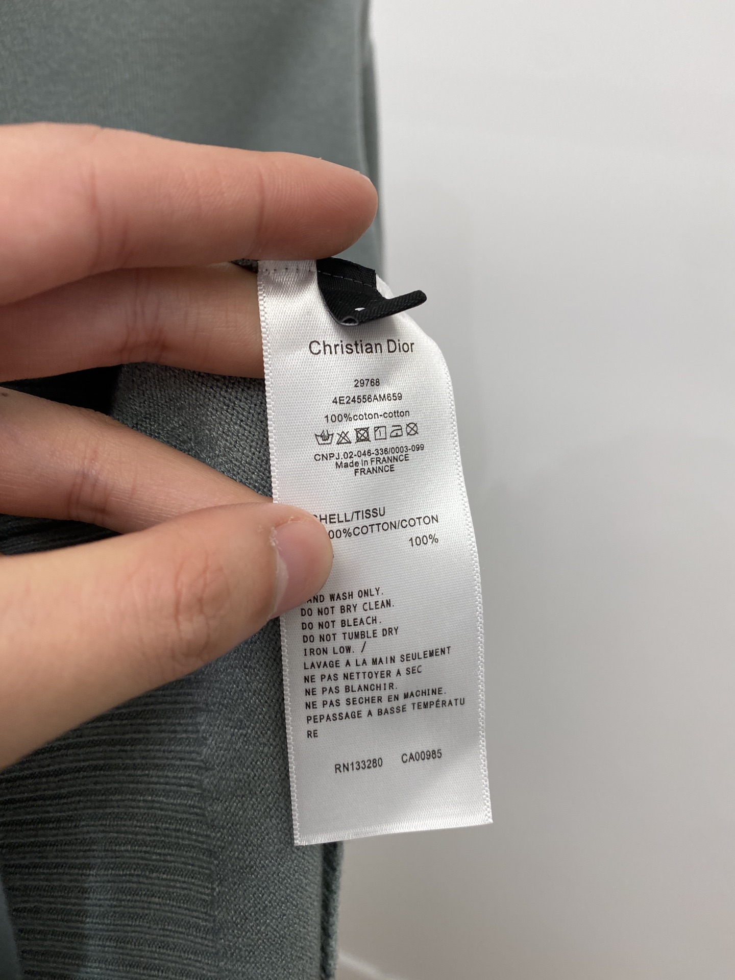  迪奥、新品高领羊毛衣 具有手感细腻柔软，可直接与肌肤接触，让暖心的纱线变化出细腻的质感，顶级工艺极具特