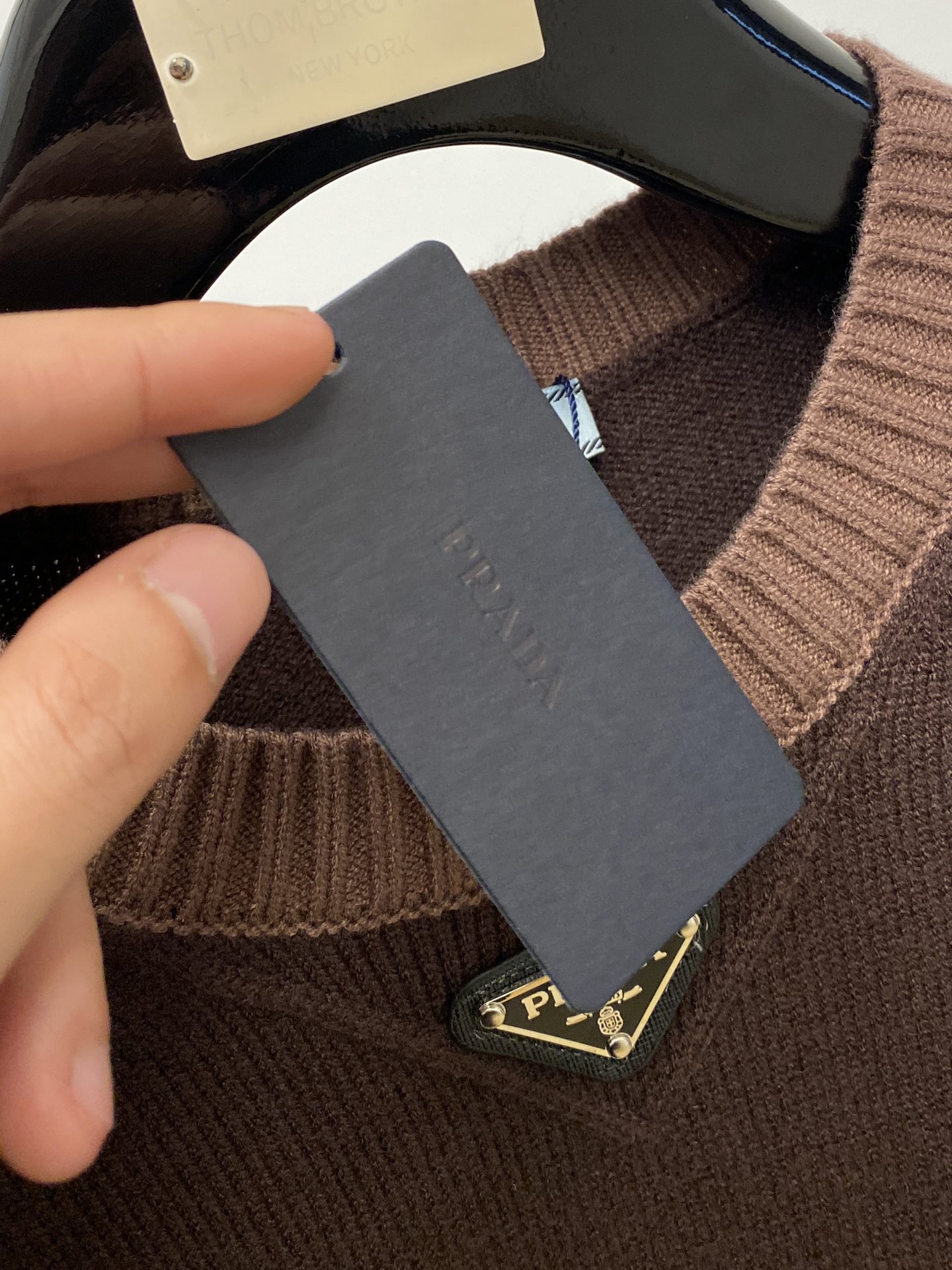  普拉达、新品羊毛衣 具有手感细腻柔软，可直接与肌肤接触，让暖心的纱线变化出细腻的质感，顶级工艺极具特色