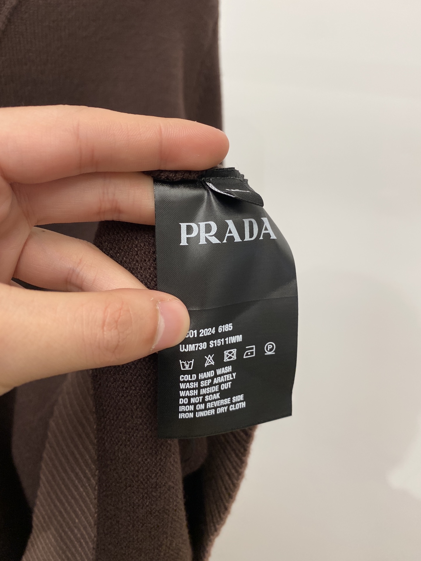  普拉达、新品羊毛衣 具有手感细腻柔软，可直接与肌肤接触，让暖心的纱线变化出细腻的质感，顶级工艺极具特色
