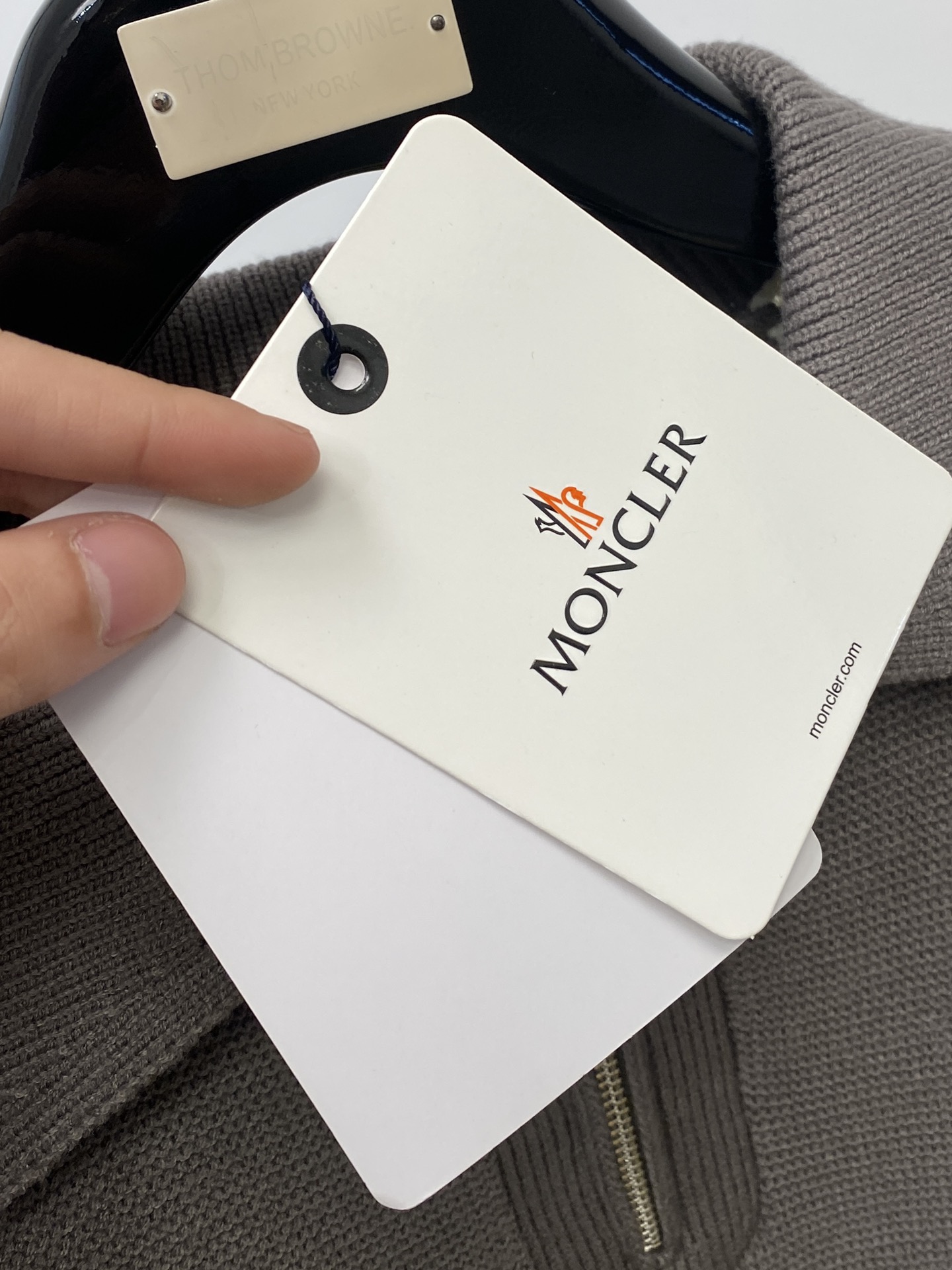  蒙口、新品羊毛衣 具有手感细腻柔软，可直接与肌肤接触，让暖心的纱线变化出细腻的质感，顶级工艺极具特色出