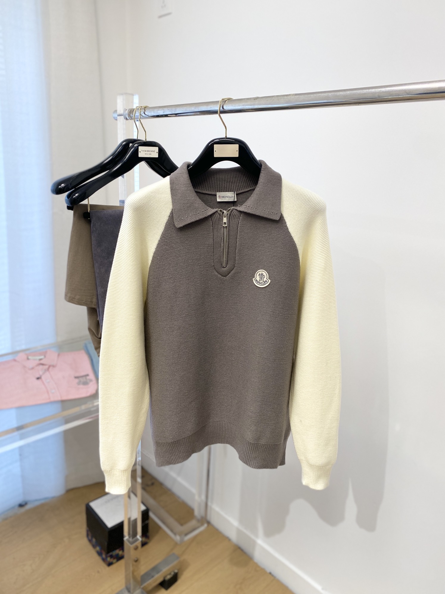  蒙口、新品羊毛衣 具有手感细腻柔软，可直接与肌肤接触，让暖心的纱线变化出细腻的质感，顶级工艺极具特色出