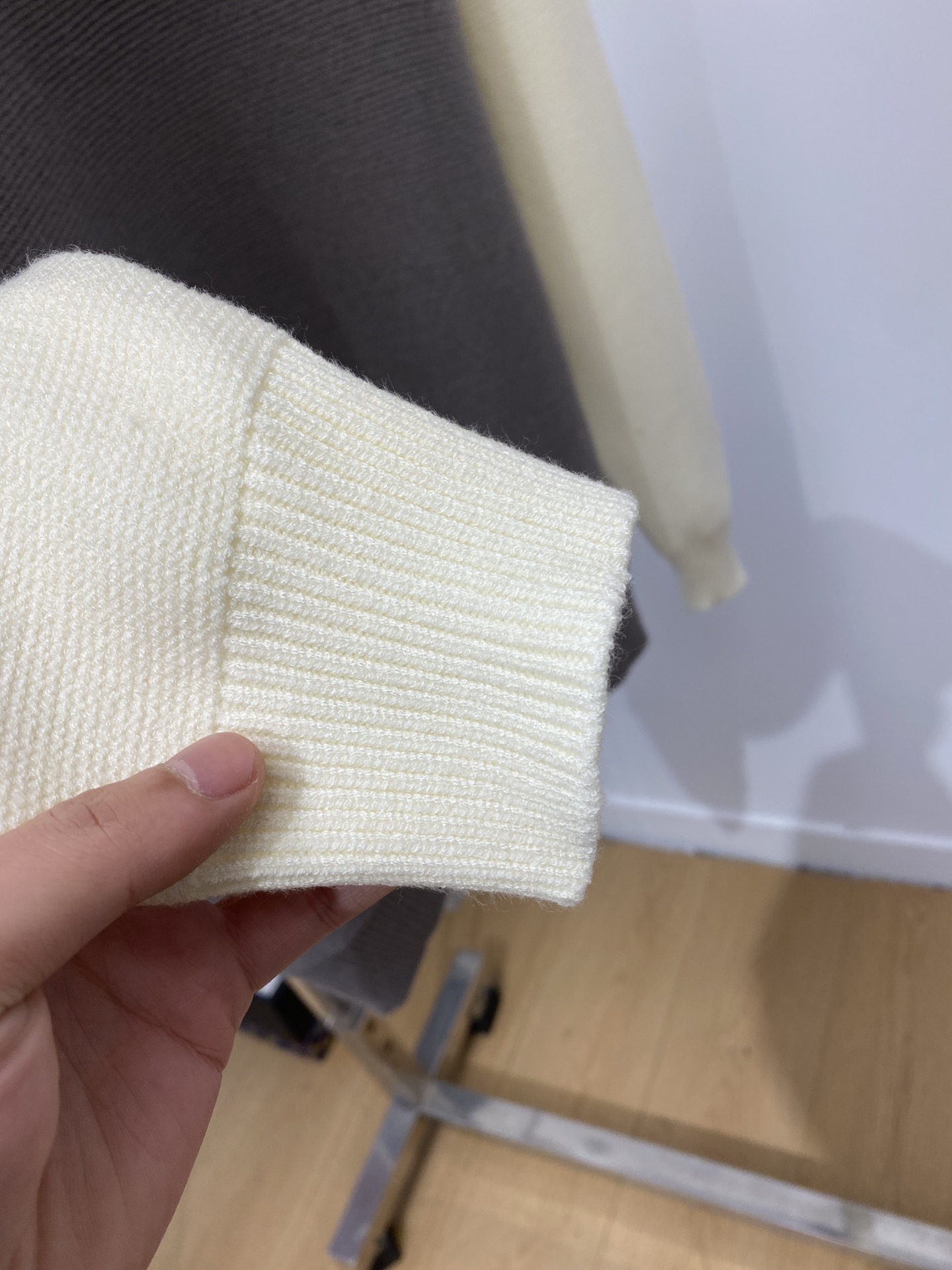  蒙口、新品羊毛衣 具有手感细腻柔软，可直接与肌肤接触，让暖心的纱线变化出细腻的质感，顶级工艺极具特色出