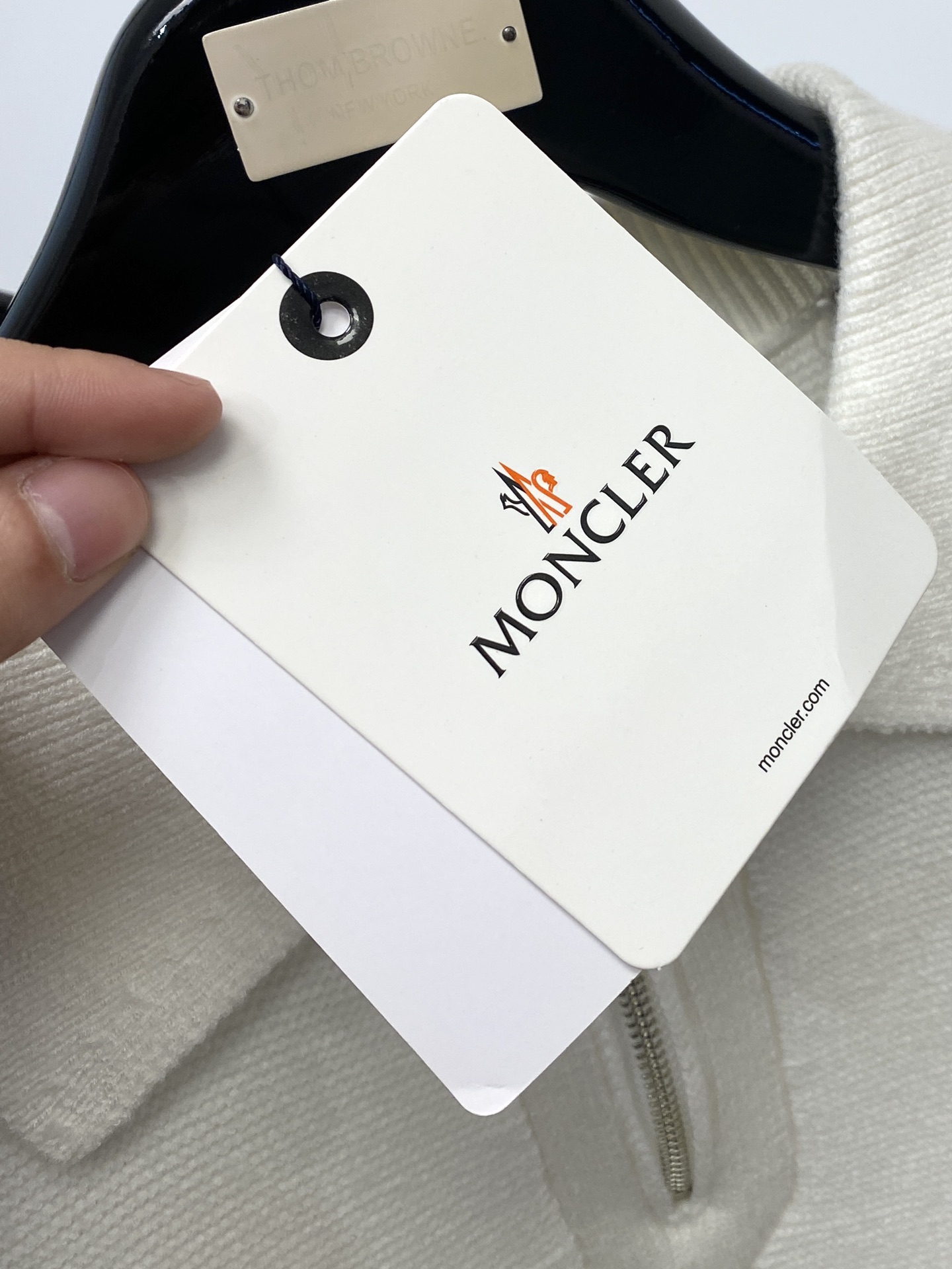  蒙口、新品羊毛衣 具有手感细腻柔软，可直接与肌肤接触，让暖心的纱线变化出细腻的质感，顶级工艺极具特色出