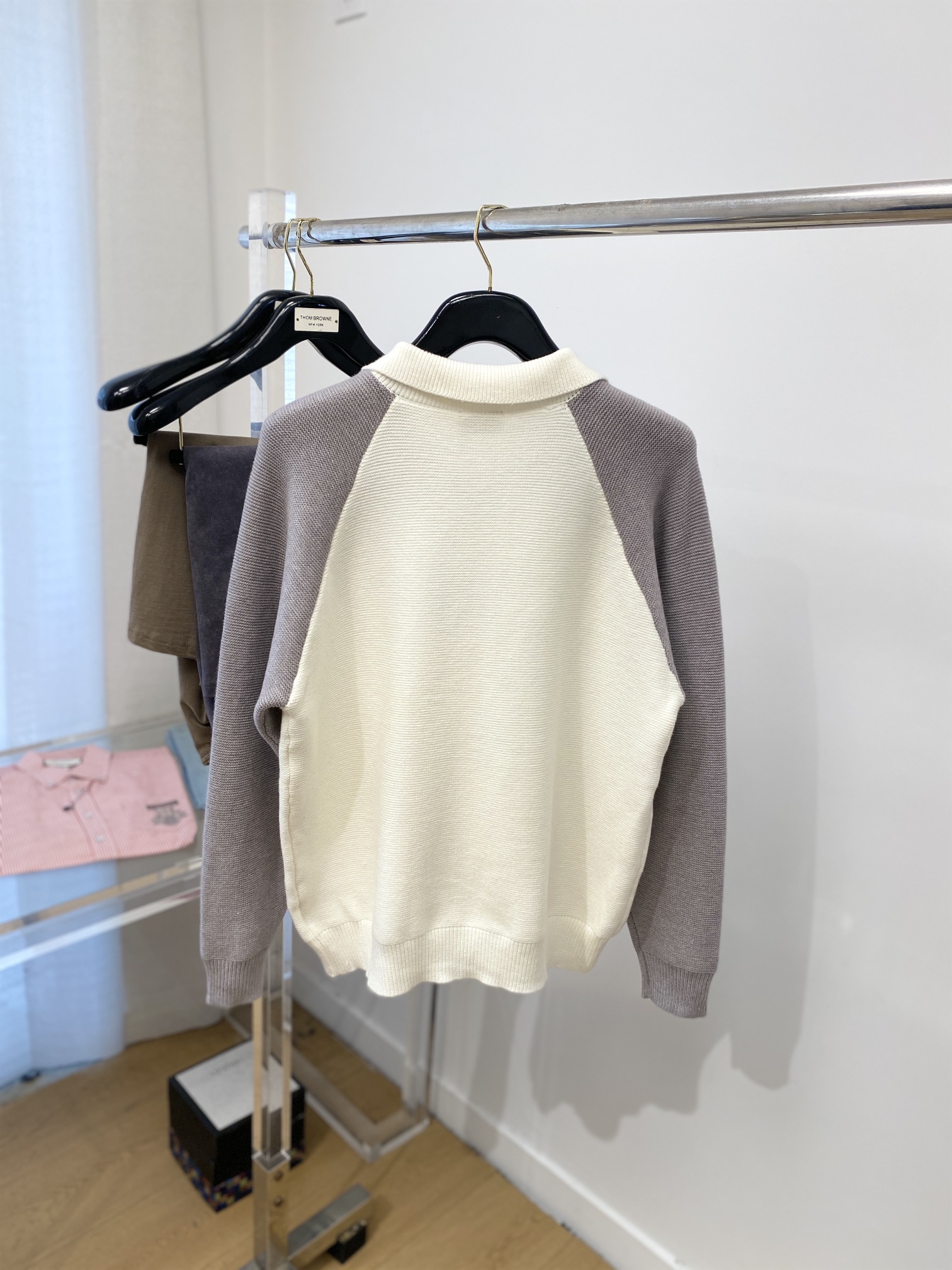  蒙口、新品羊毛衣 具有手感细腻柔软，可直接与肌肤接触，让暖心的纱线变化出细腻的质感，顶级工艺极具特色出