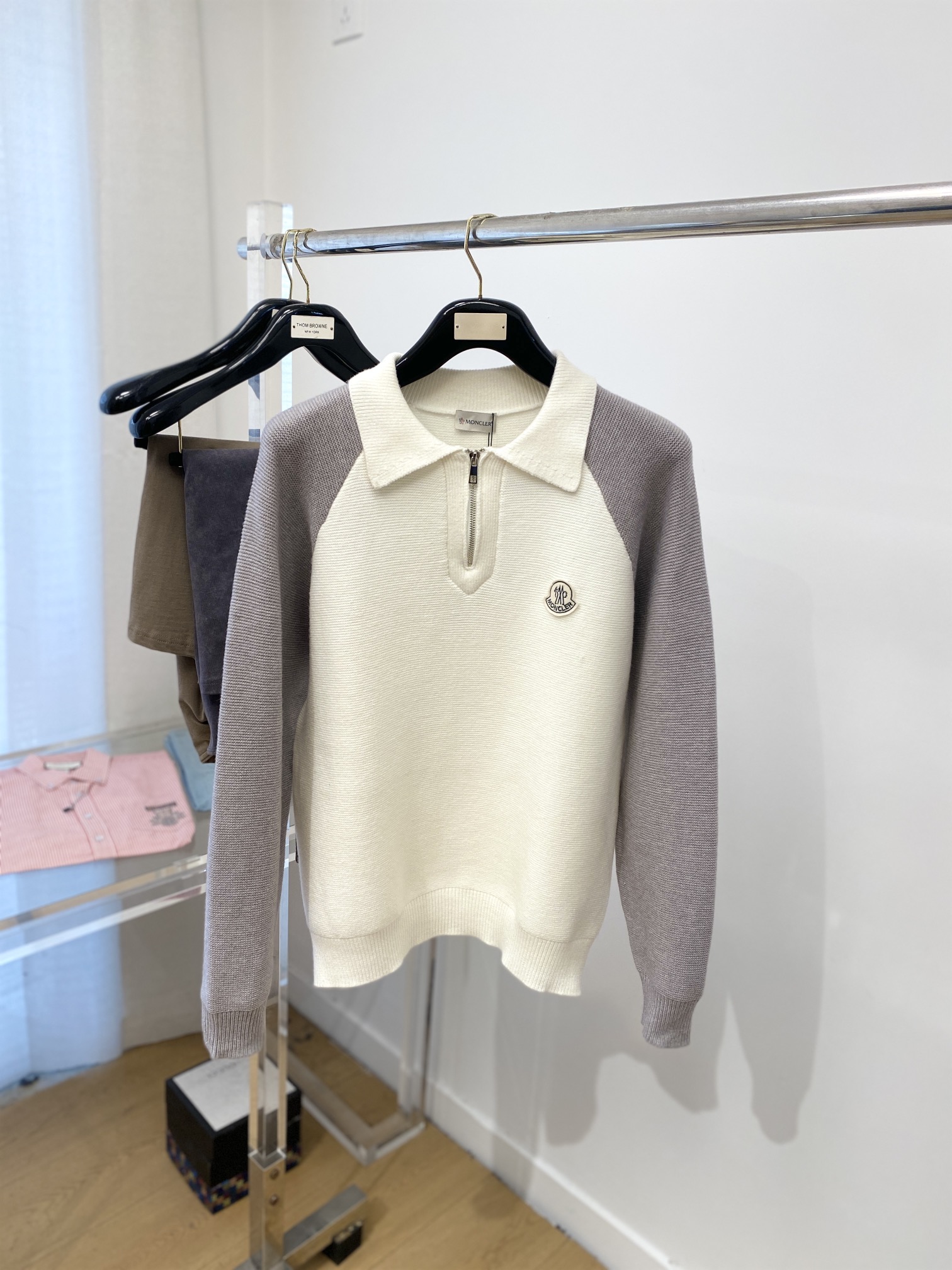  蒙口、新品羊毛衣 具有手感细腻柔软，可直接与肌肤接触，让暖心的纱线变化出细腻的质感，顶级工艺极具特色出