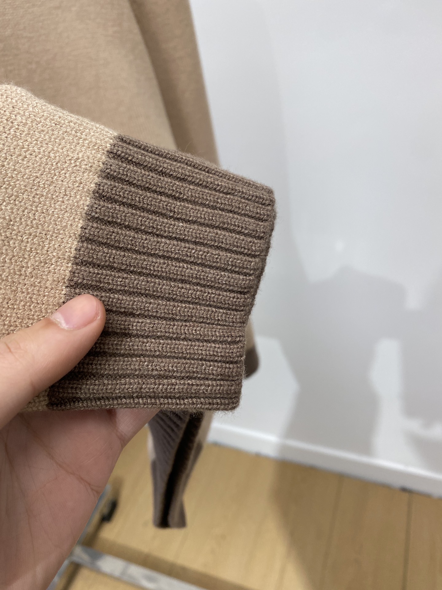  芬迪、新品羊毛衣 具有手感细腻柔软，可直接与肌肤接触，让暖心的纱线变化出细腻的质感，顶级工艺极具特色出