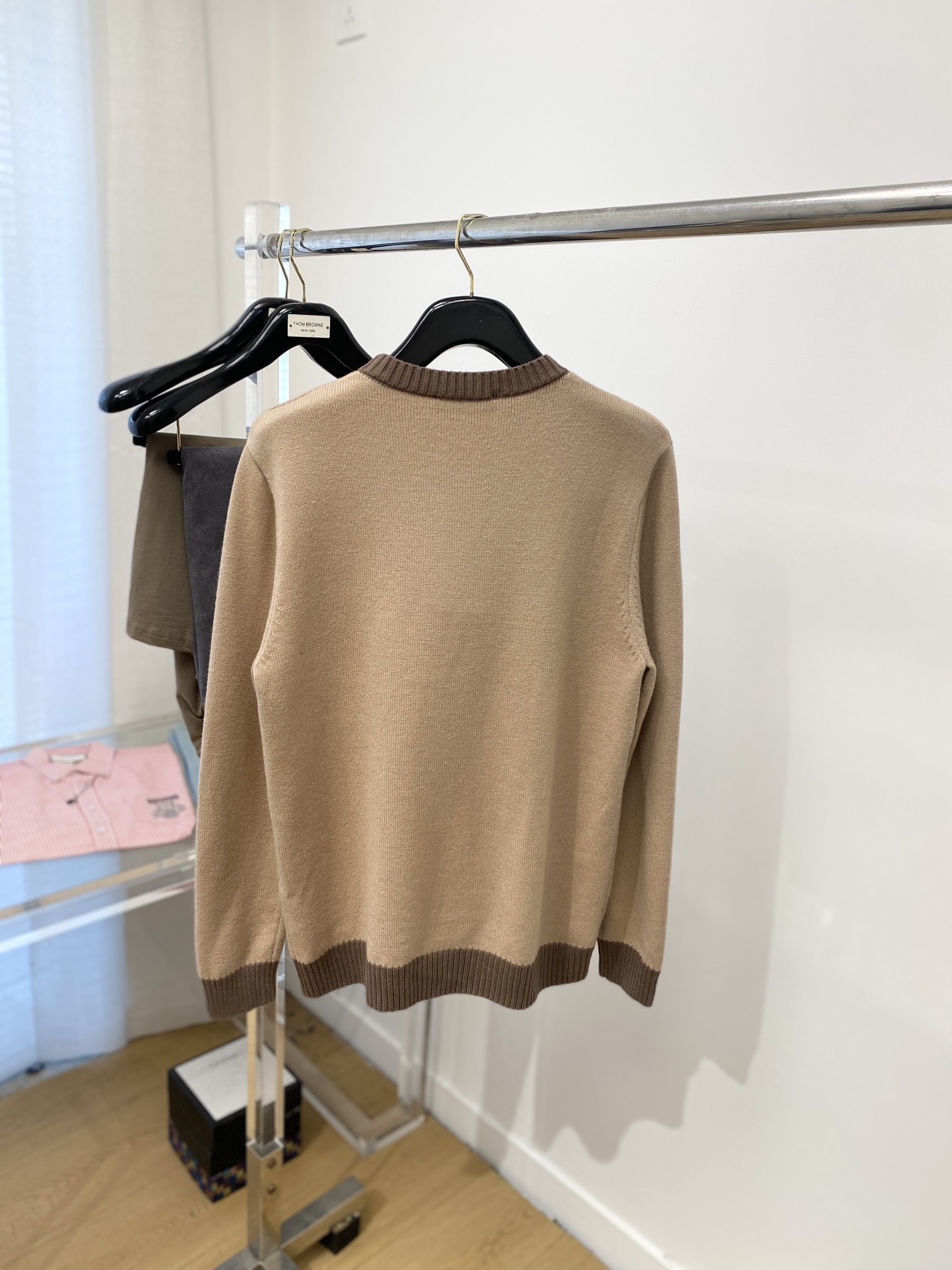  芬迪、新品羊毛衣 具有手感细腻柔软，可直接与肌肤接触，让暖心的纱线变化出细腻的质感，顶级工艺极具特色出