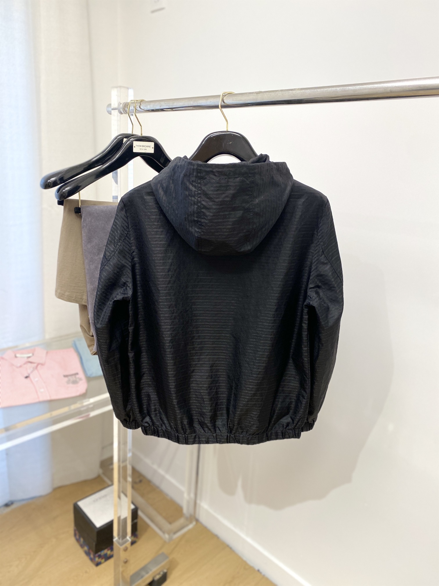 普拉达、2025新品夹克外套，时尚帅气，胸前五金装饰三角标logo，简约百搭款，定制原版面料，不仅挺括，