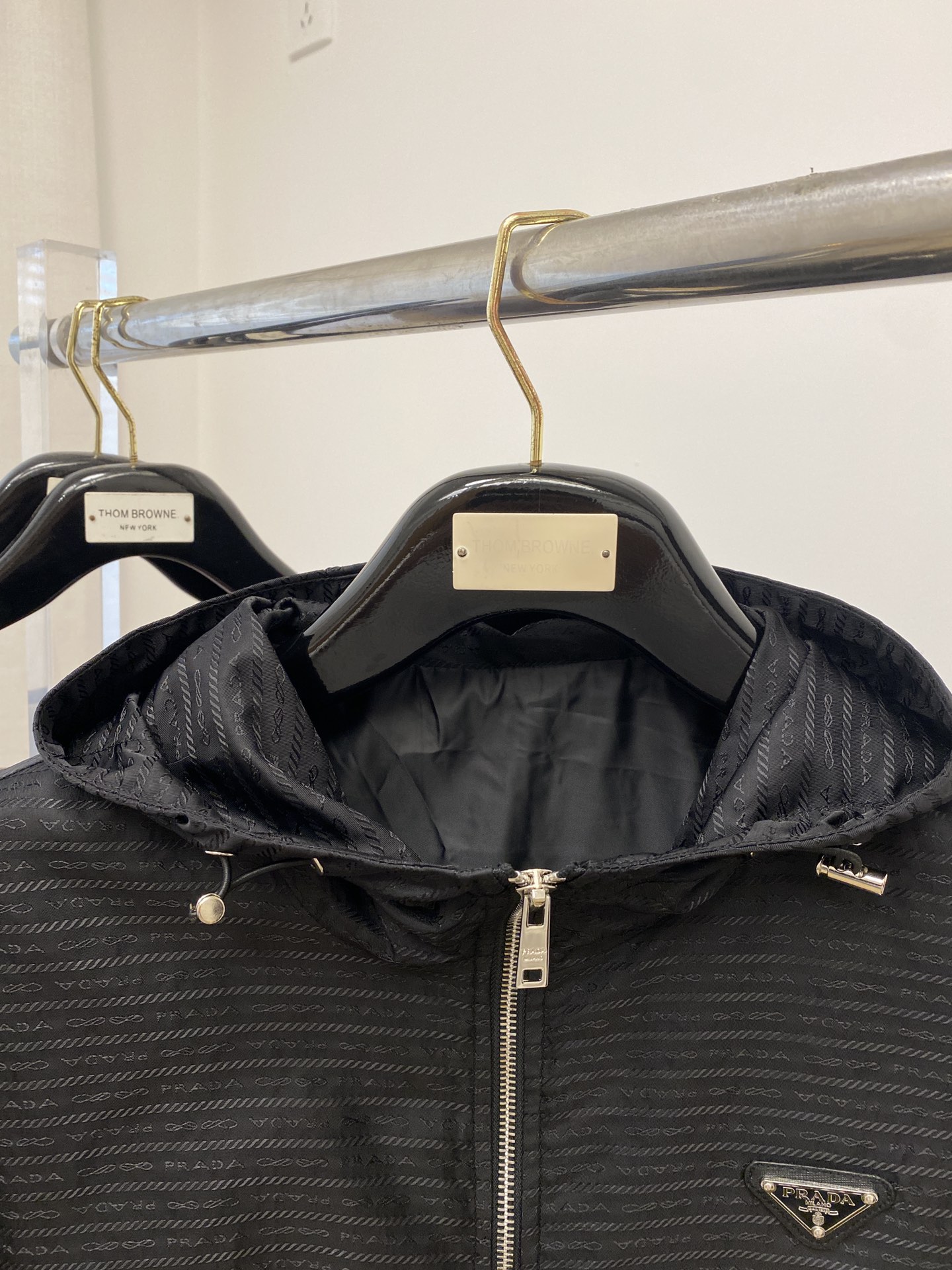 普拉达、2025新品夹克外套，时尚帅气，胸前五金装饰三角标logo，简约百搭款，定制原版面料，不仅挺括，