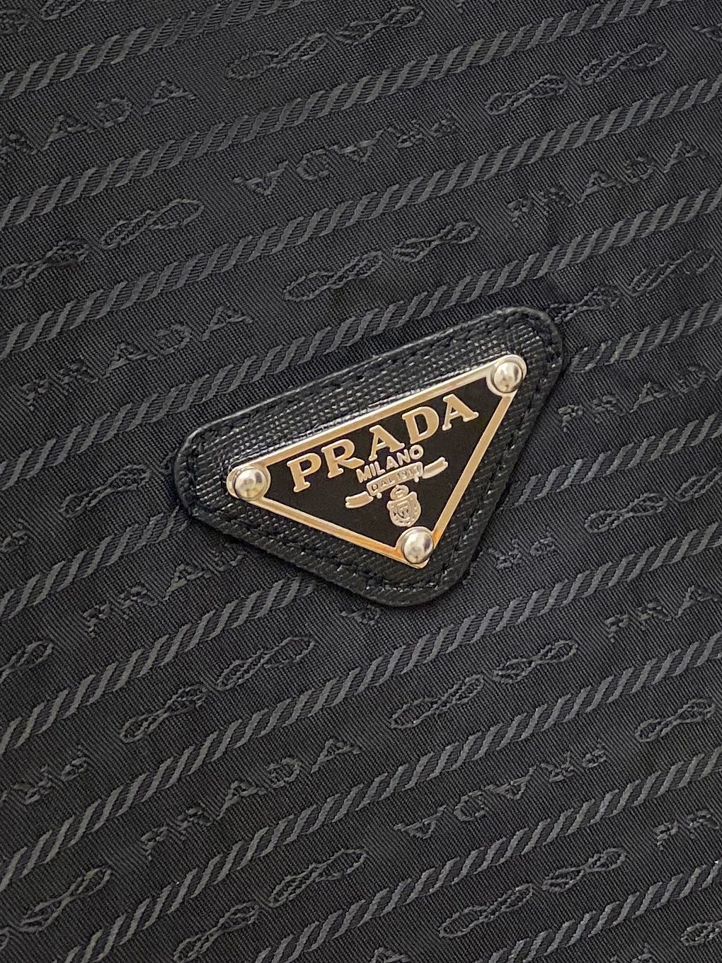 普拉达、2025新品夹克外套，时尚帅气，胸前五金装饰三角标logo，简约百搭款，定制原版面料，不仅挺括，