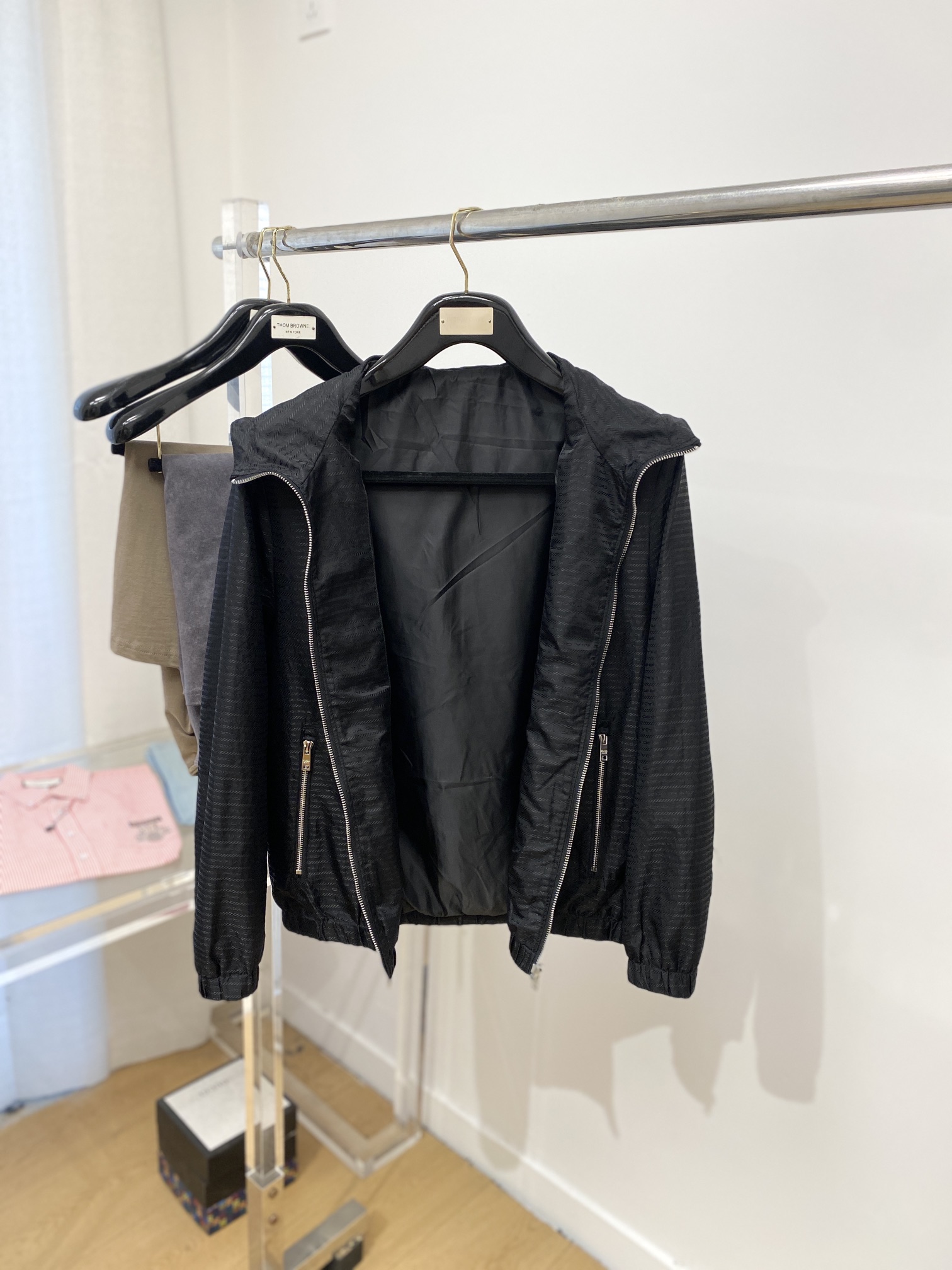 普拉达、2025新品夹克外套，时尚帅气，胸前五金装饰三角标logo，简约百搭款，定制原版面料，不仅挺括，