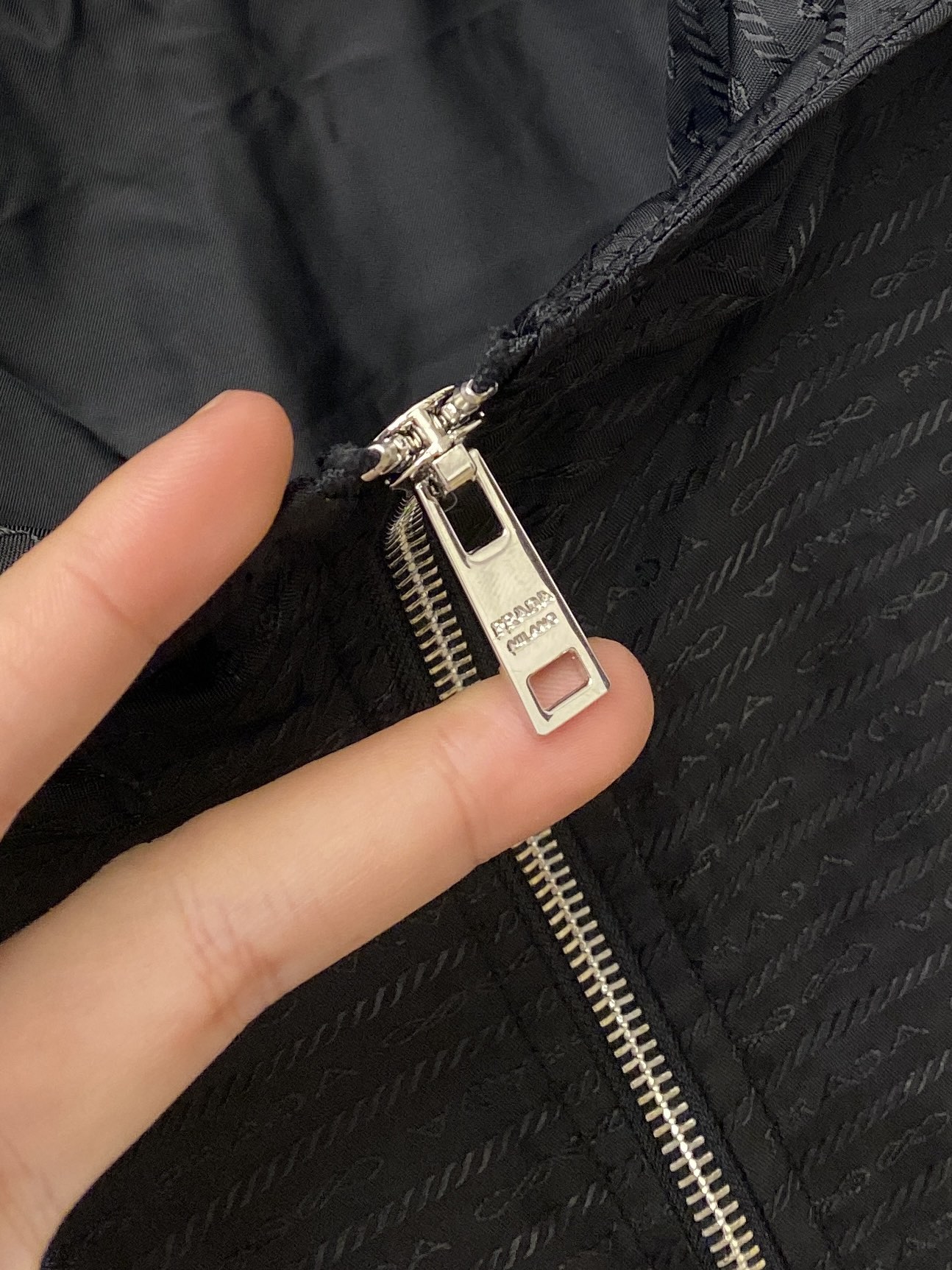 普拉达、2025新品夹克外套，时尚帅气，胸前五金装饰三角标logo，简约百搭款，定制原版面料，不仅挺括，