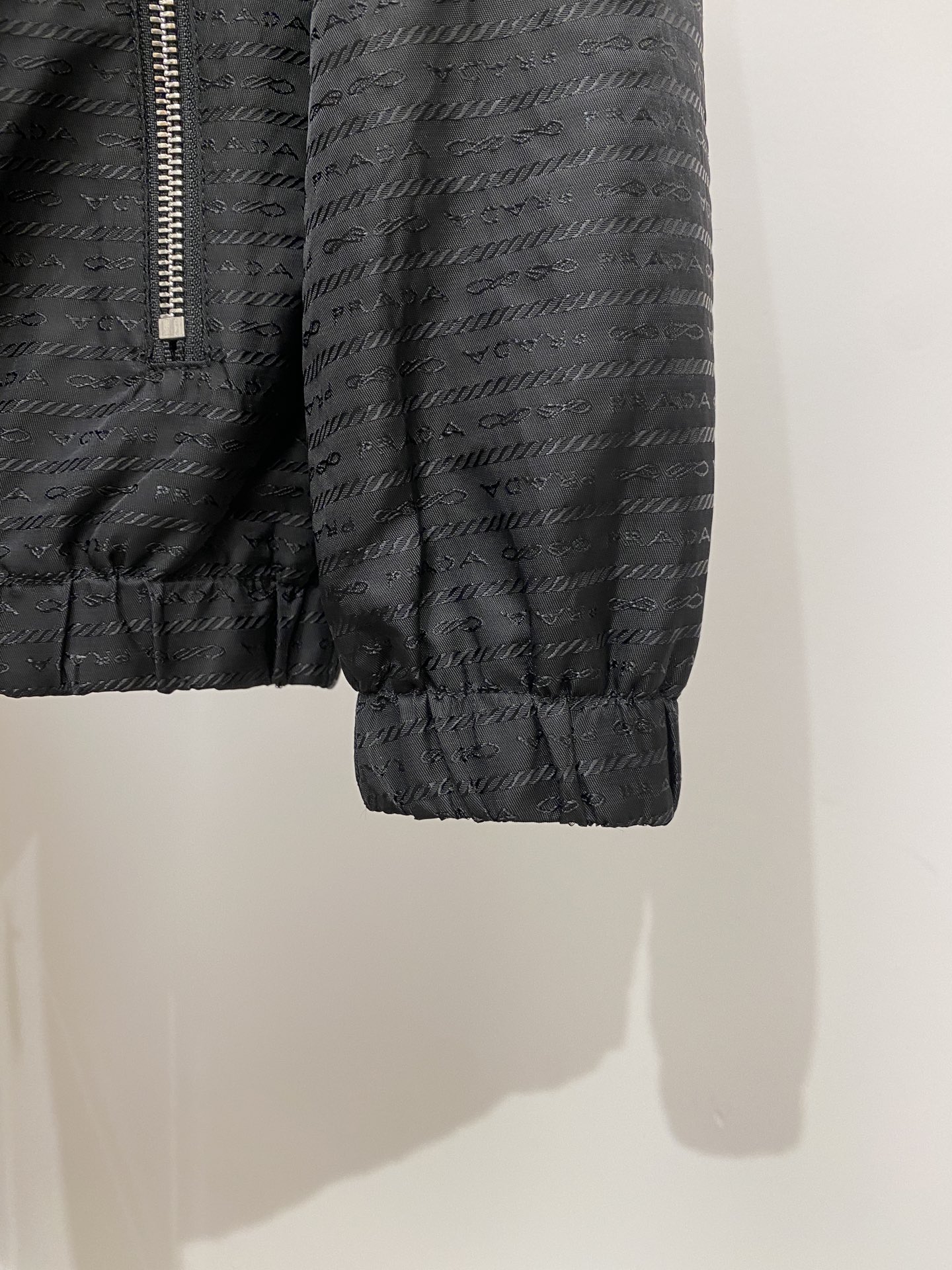 普拉达、2025新品夹克外套，时尚帅气，胸前五金装饰三角标logo，简约百搭款，定制原版面料，不仅挺括，