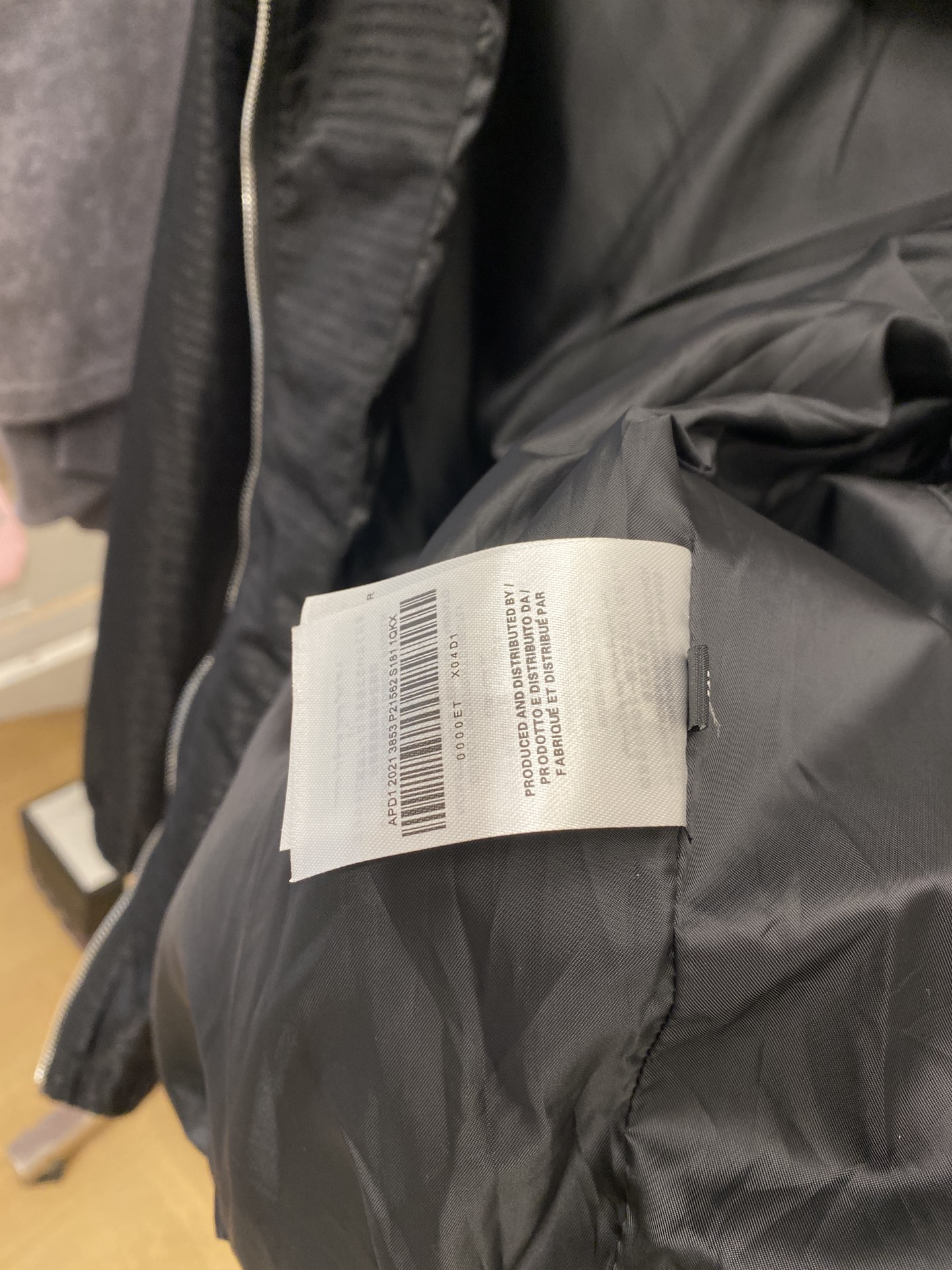 普拉达、2025新品夹克外套，时尚帅气，胸前五金装饰三角标logo，简约百搭款，定制原版面料，不仅挺括，