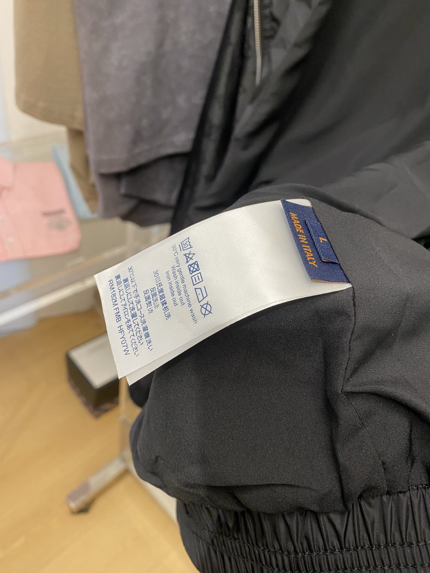 路易威登、2025新品夹克外套，时尚帅气，胸前顶级印花字母logo，简约百搭款，定制原版面料，不仅挺括，