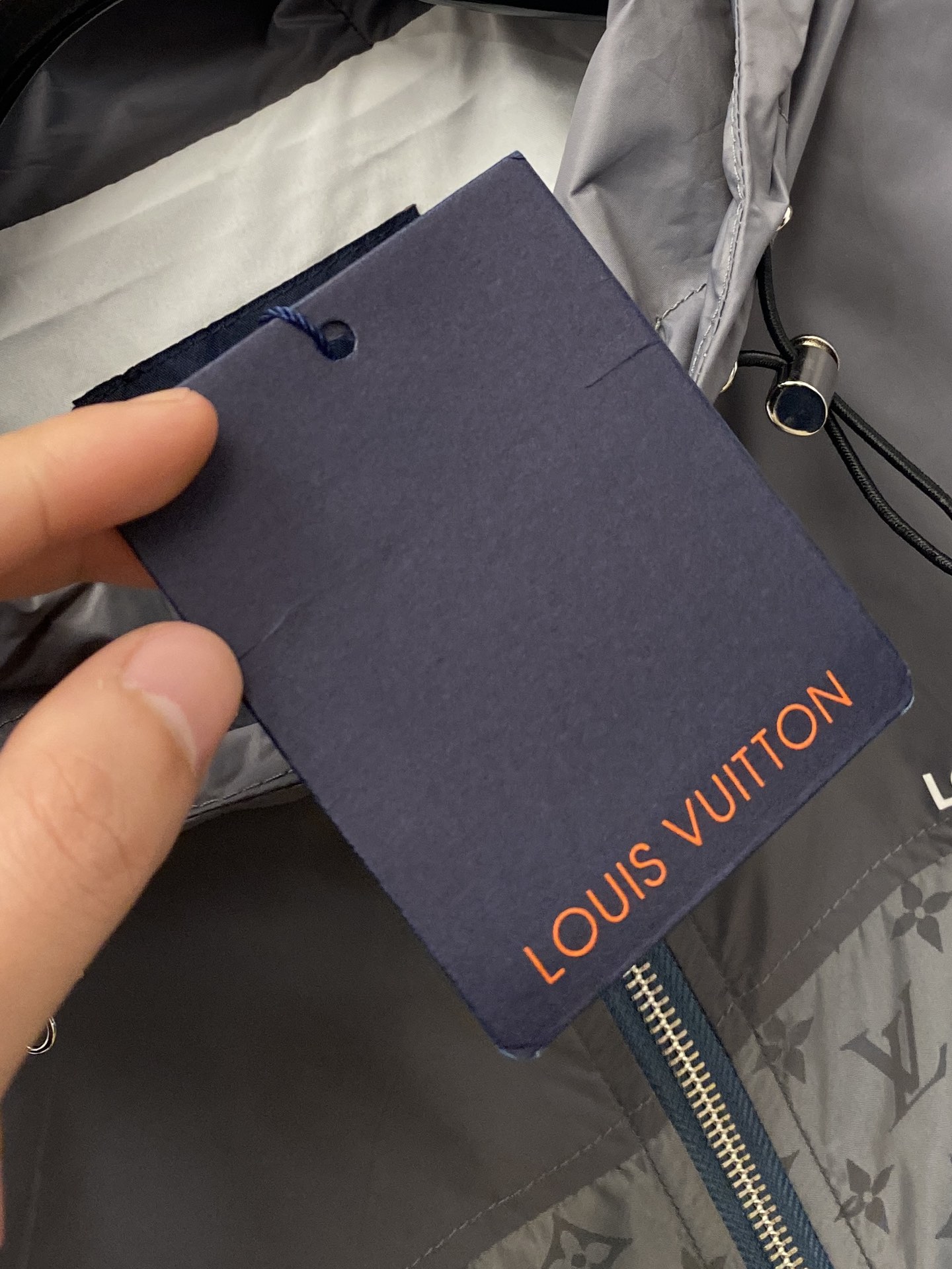 ￼路易威登、2025新品夹克外套，时尚帅气，胸前顶级印花字母logo，简约百搭款，定制原版面料，不仅挺括