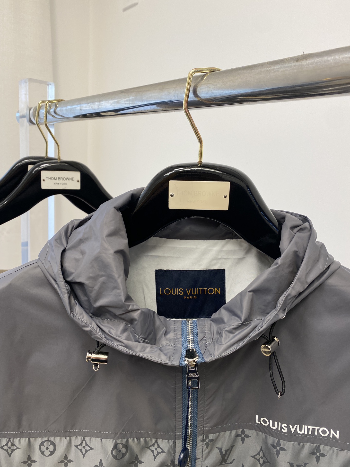 ￼路易威登、2025新品夹克外套，时尚帅气，胸前顶级印花字母logo，简约百搭款，定制原版面料，不仅挺括