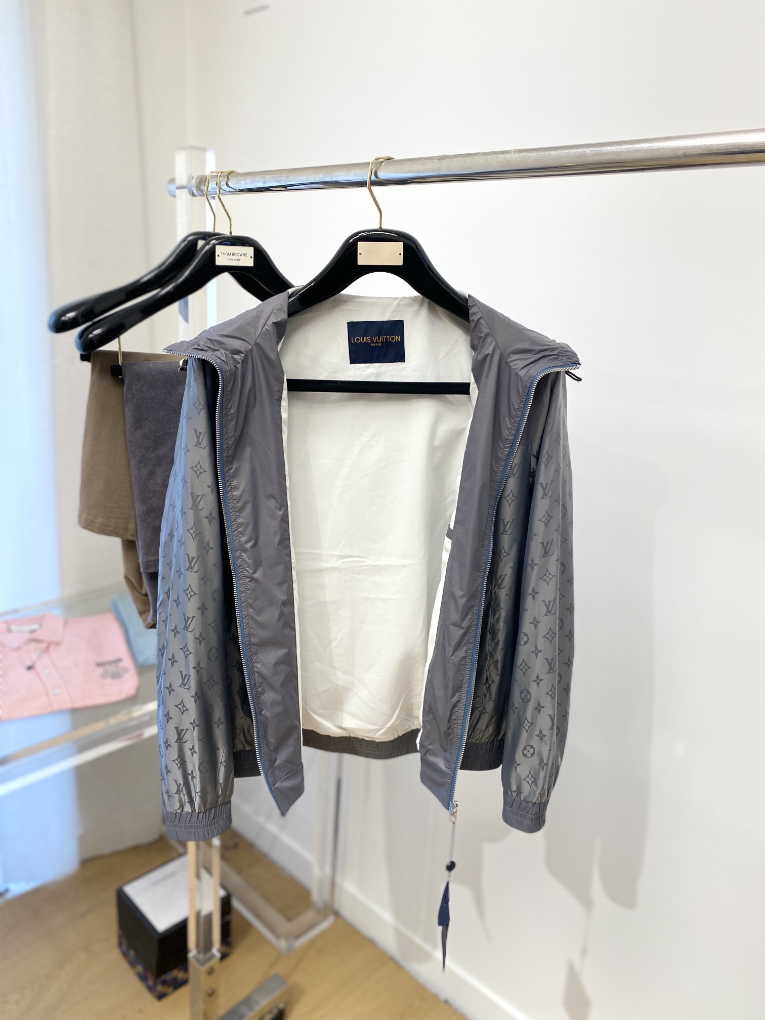 ￼路易威登、2025新品夹克外套，时尚帅气，胸前顶级印花字母logo，简约百搭款，定制原版面料，不仅挺括