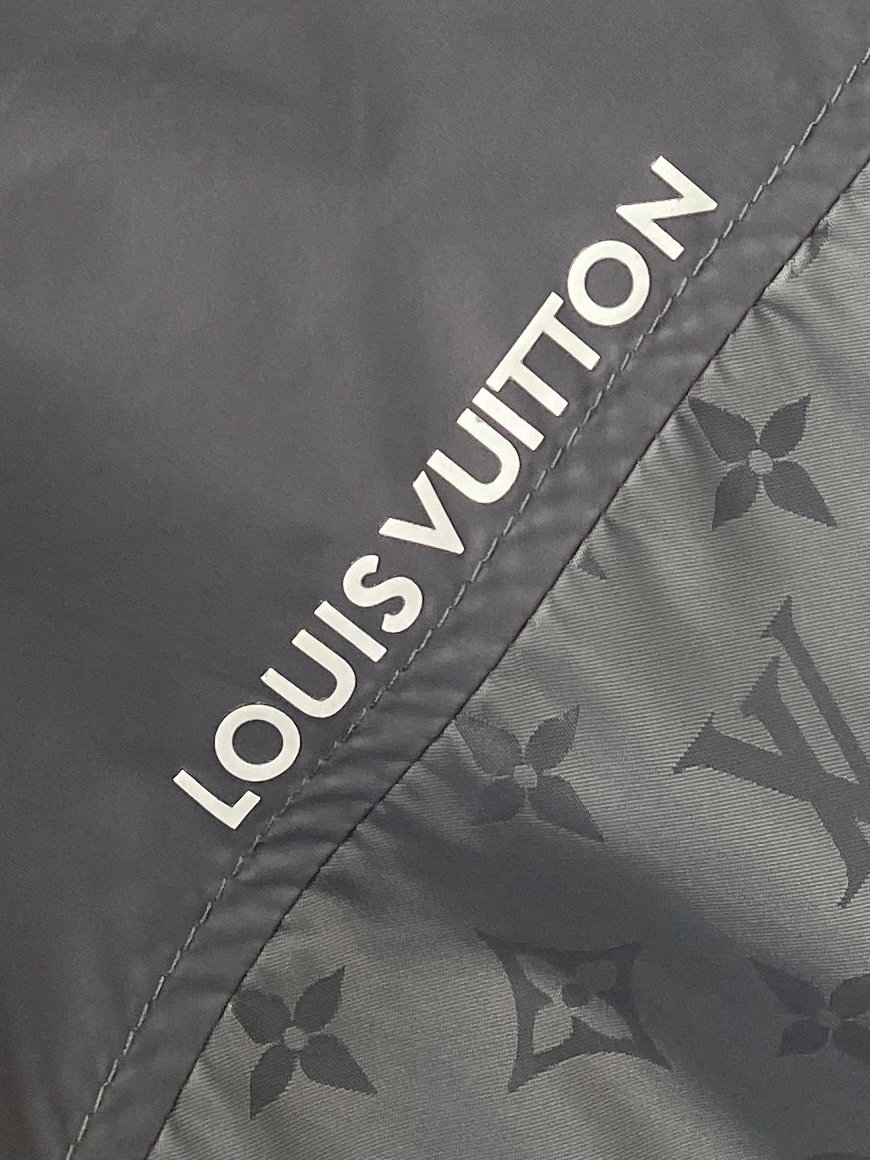 ￼路易威登、2025新品夹克外套，时尚帅气，胸前顶级印花字母logo，简约百搭款，定制原版面料，不仅挺括