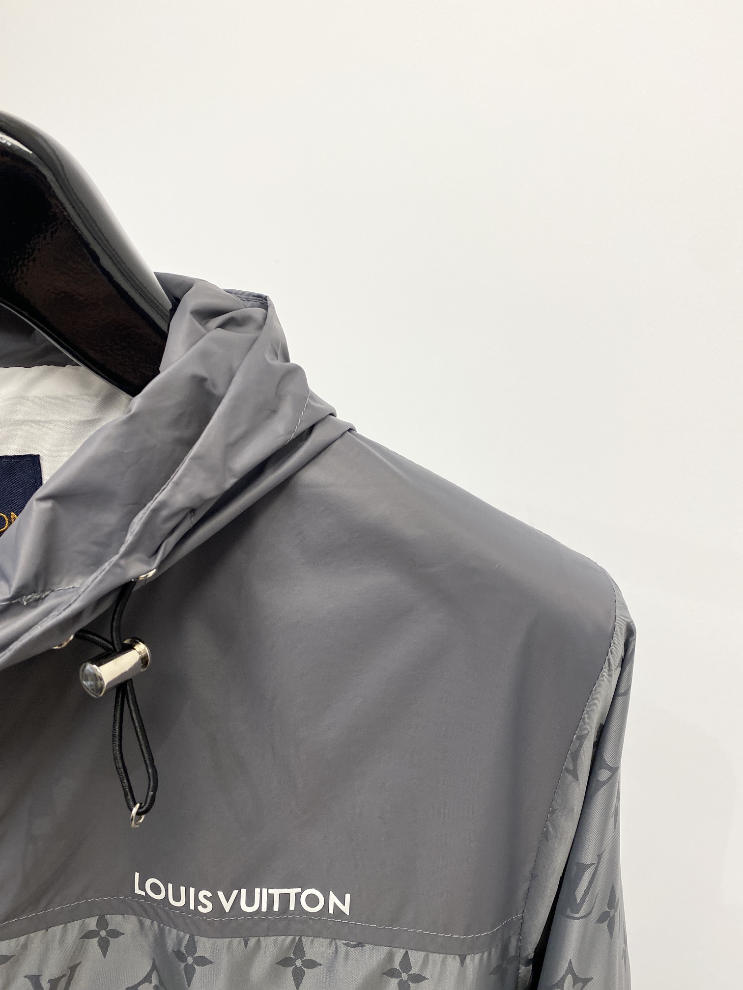 ￼路易威登、2025新品夹克外套，时尚帅气，胸前顶级印花字母logo，简约百搭款，定制原版面料，不仅挺括