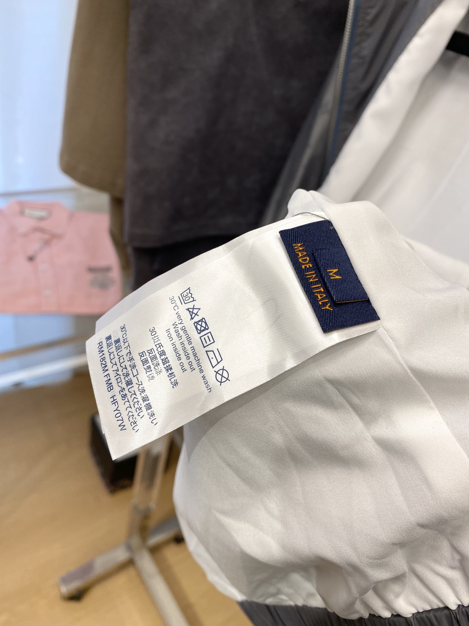 ￼路易威登、2025新品夹克外套，时尚帅气，胸前顶级印花字母logo，简约百搭款，定制原版面料，不仅挺括