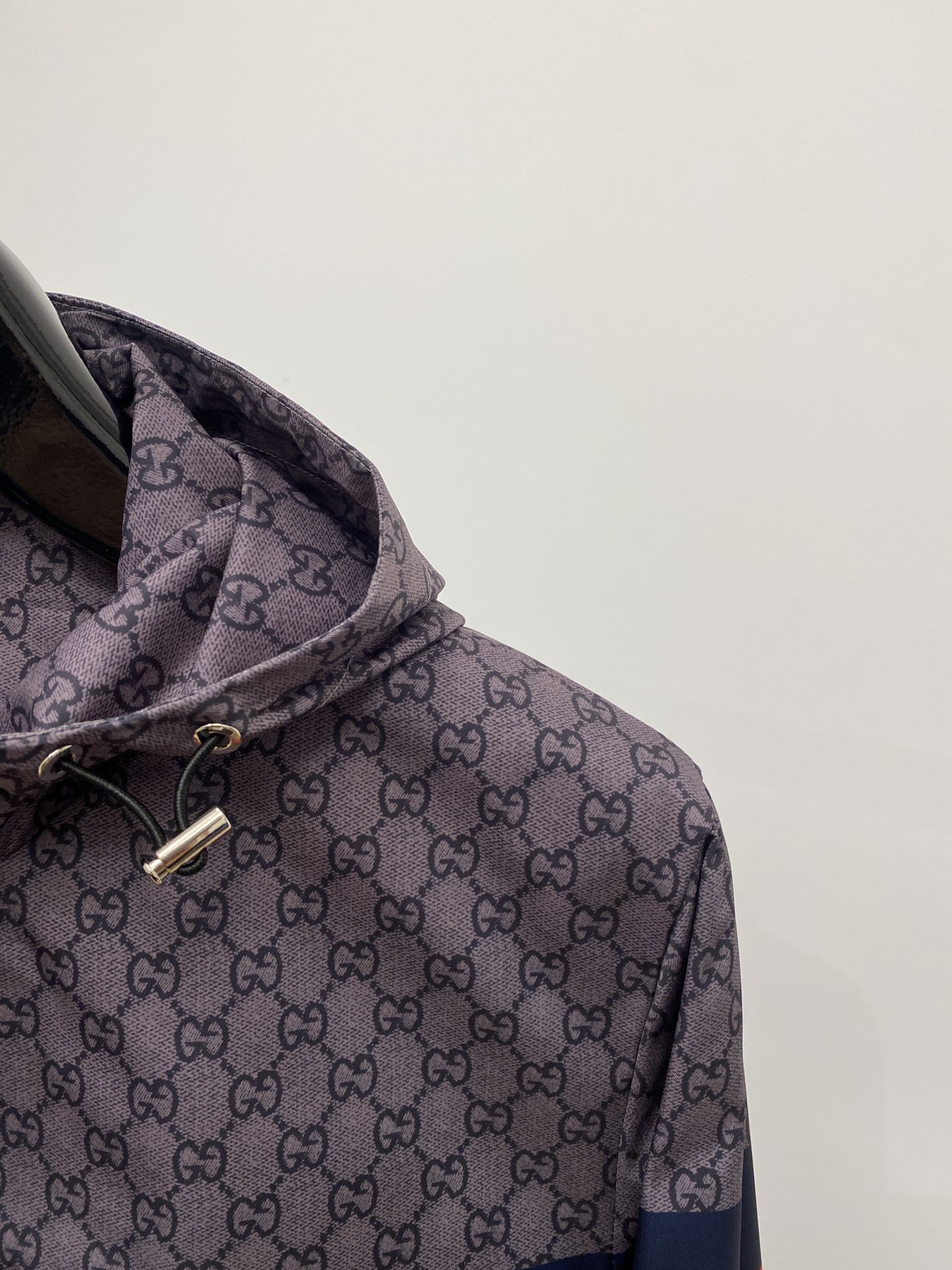 古奇、2025新品夹克外套，时尚帅气，顶级数码定位印花字母logo，简约百搭款，定制原版面料，不仅挺括，