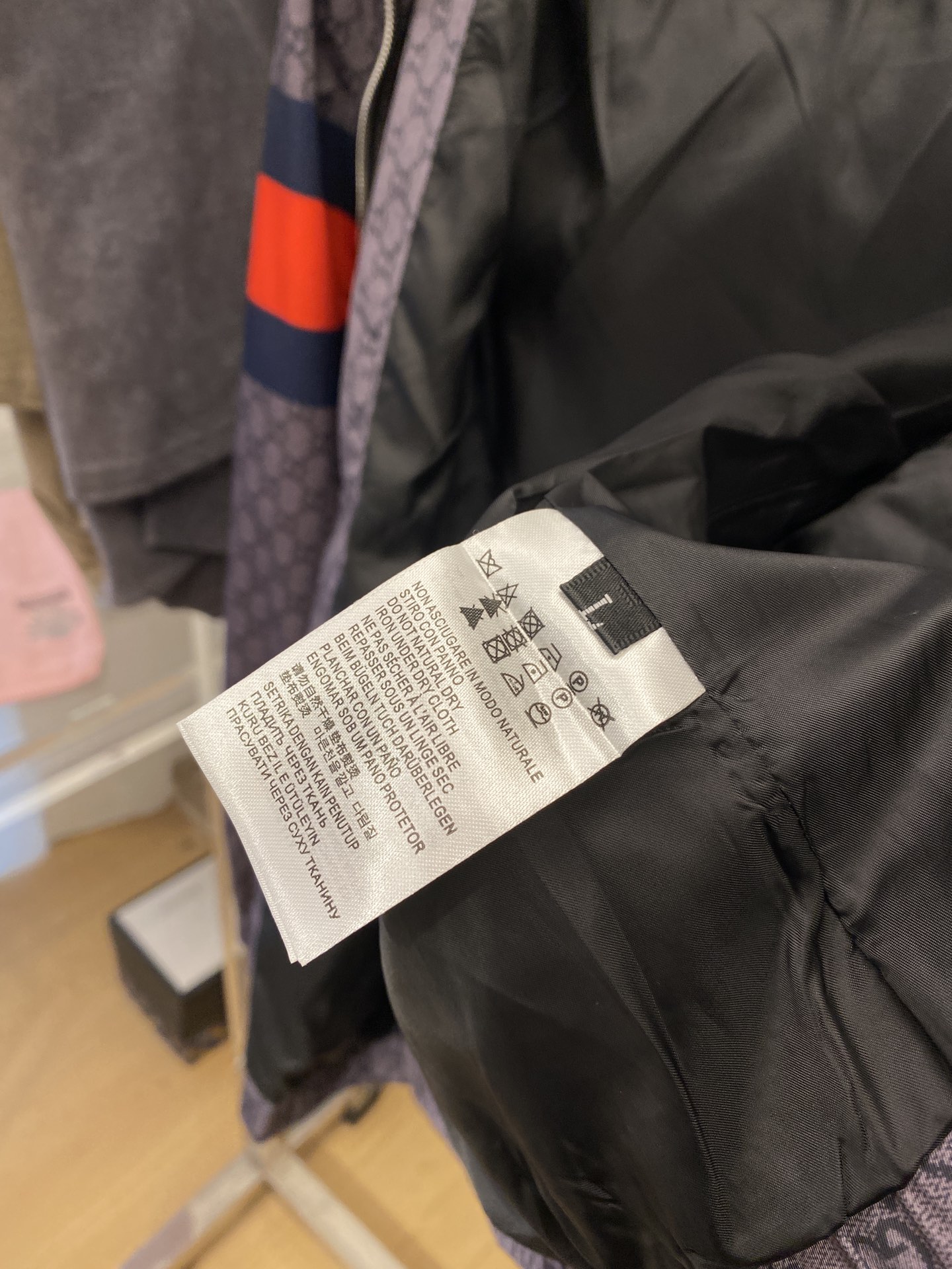 古奇、2025新品夹克外套，时尚帅气，顶级数码定位印花字母logo，简约百搭款，定制原版面料，不仅挺括，