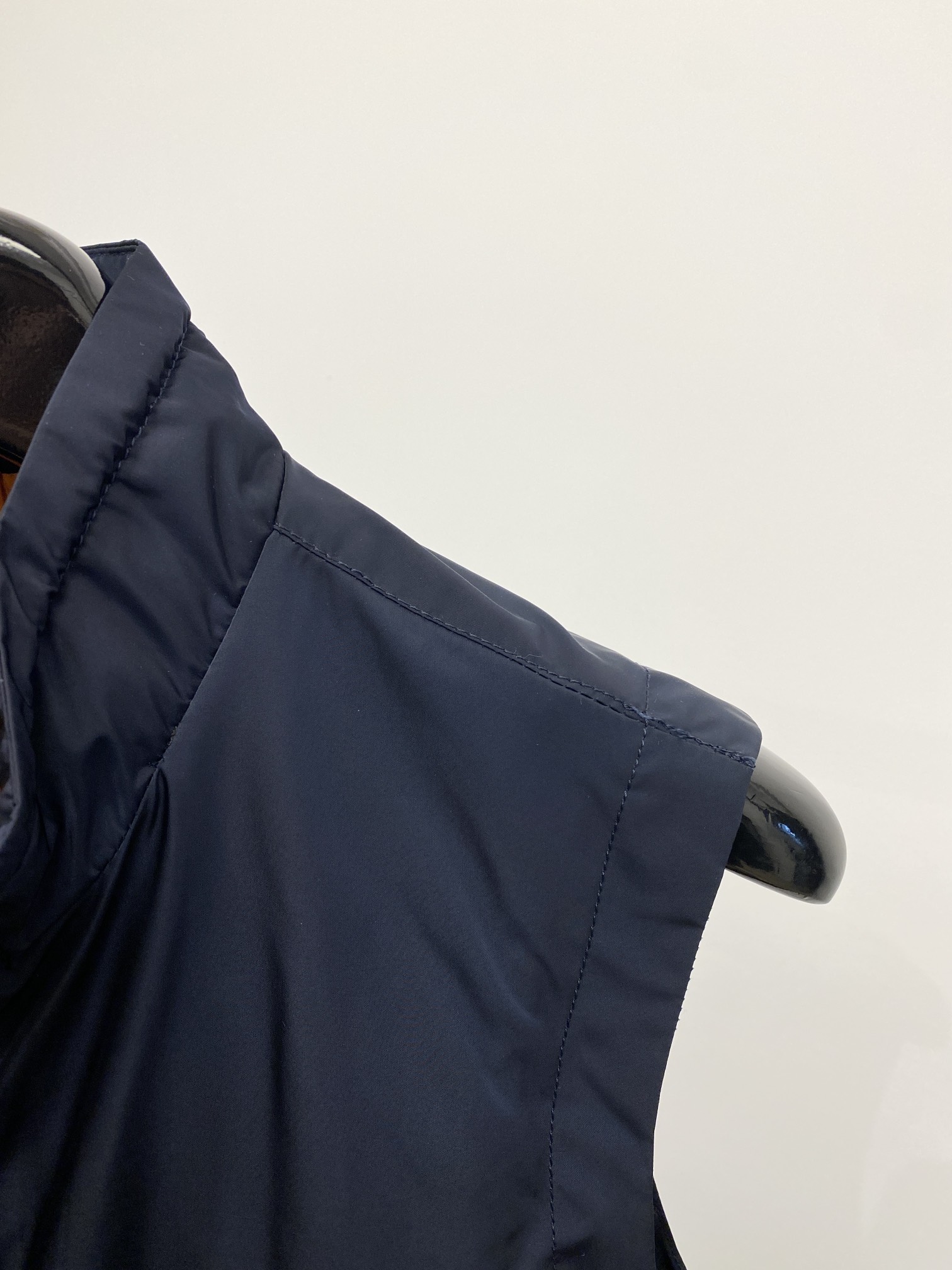 杰尼亚、2025新品夹克马甲外套，时尚帅气，胸前精致刺绣字母logo，简约百搭款，定制原版面料，不仅挺括