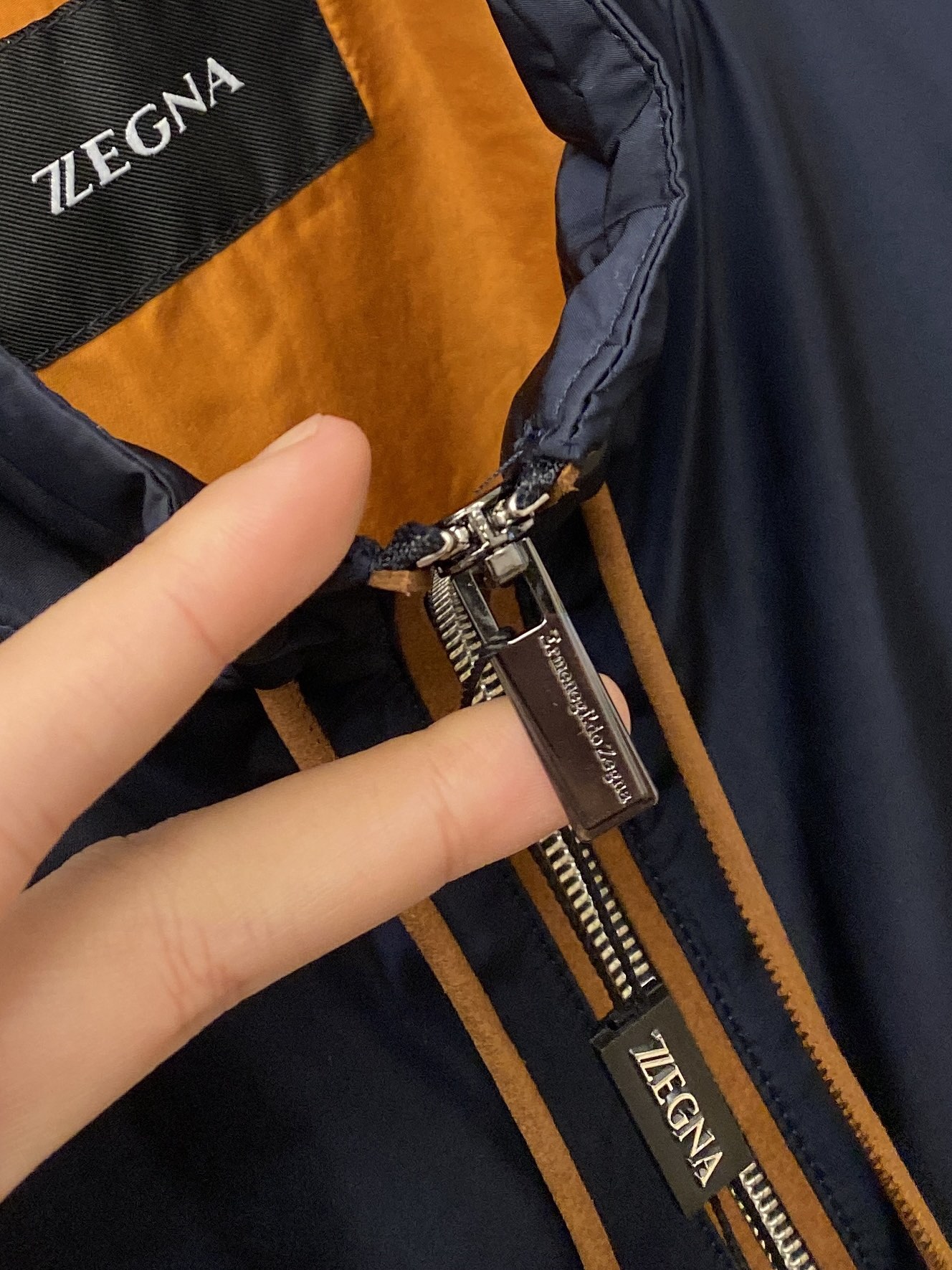 杰尼亚、2025新品夹克马甲外套，时尚帅气，胸前精致刺绣字母logo，简约百搭款，定制原版面料，不仅挺括