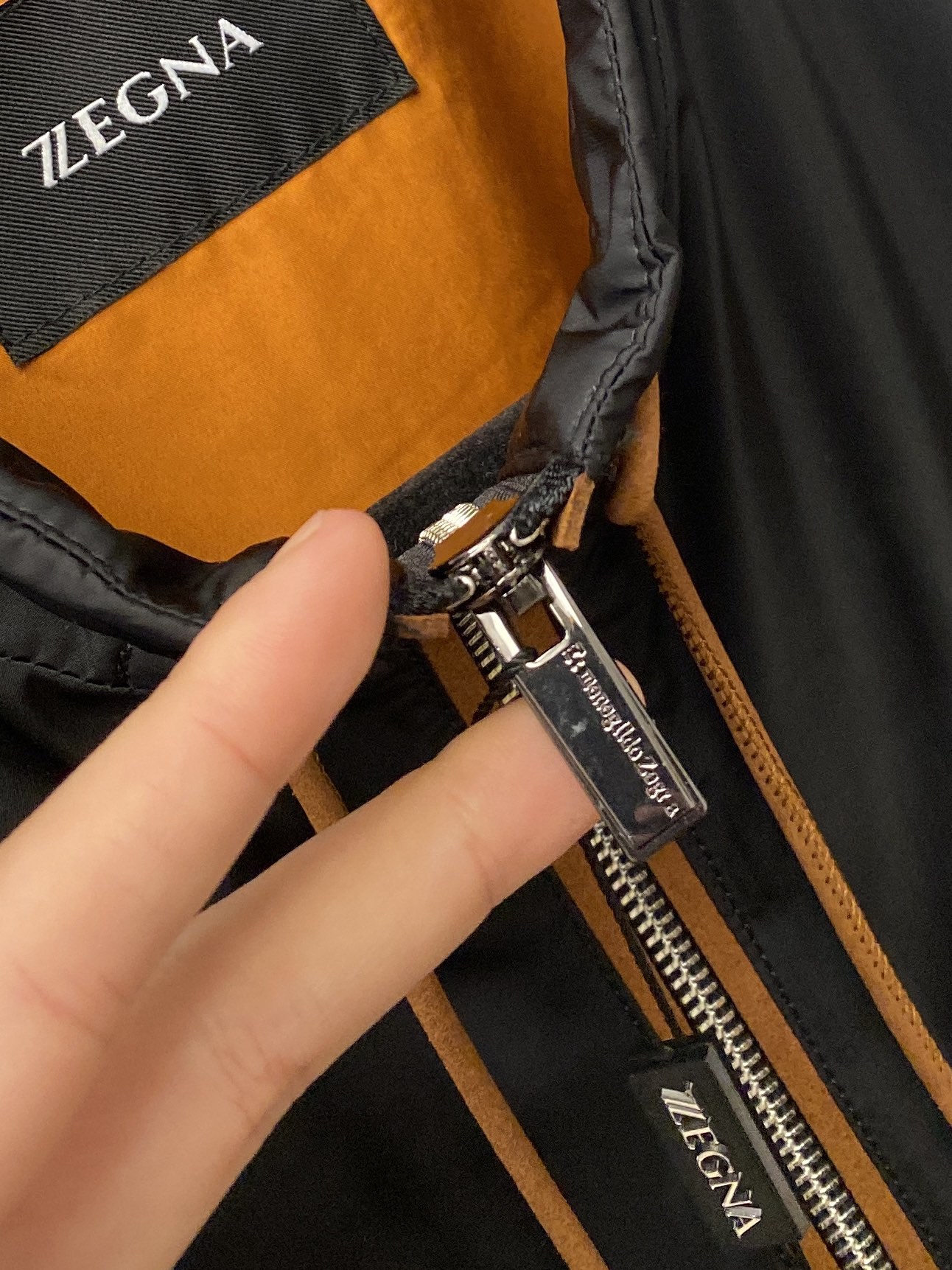 杰尼亚、2025新品夹克马甲外套，时尚帅气，胸前精致刺绣字母logo，简约百搭款，定制原版面料，不仅挺括