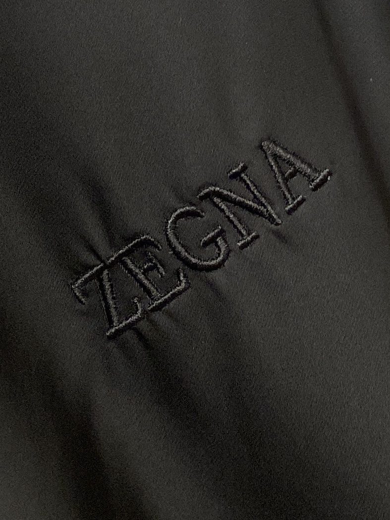 杰尼亚、2025新品夹克马甲外套，时尚帅气，胸前精致刺绣字母logo，简约百搭款，定制原版面料，不仅挺括