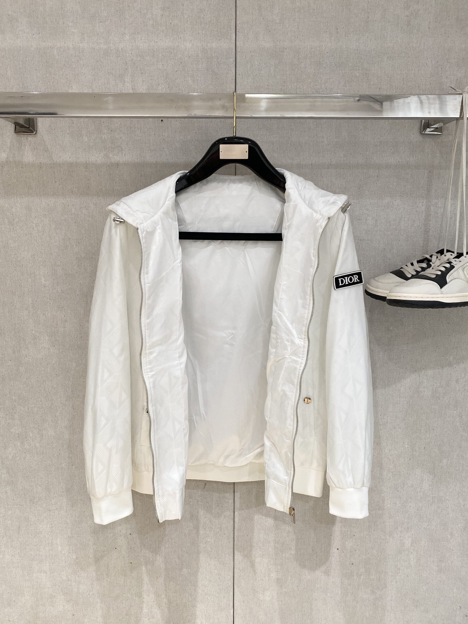 迪奥、2025新品夹克外套，时尚帅气，袖口刺绣装饰字母logo，简约百搭款，定制原版面料，不仅挺括，保持