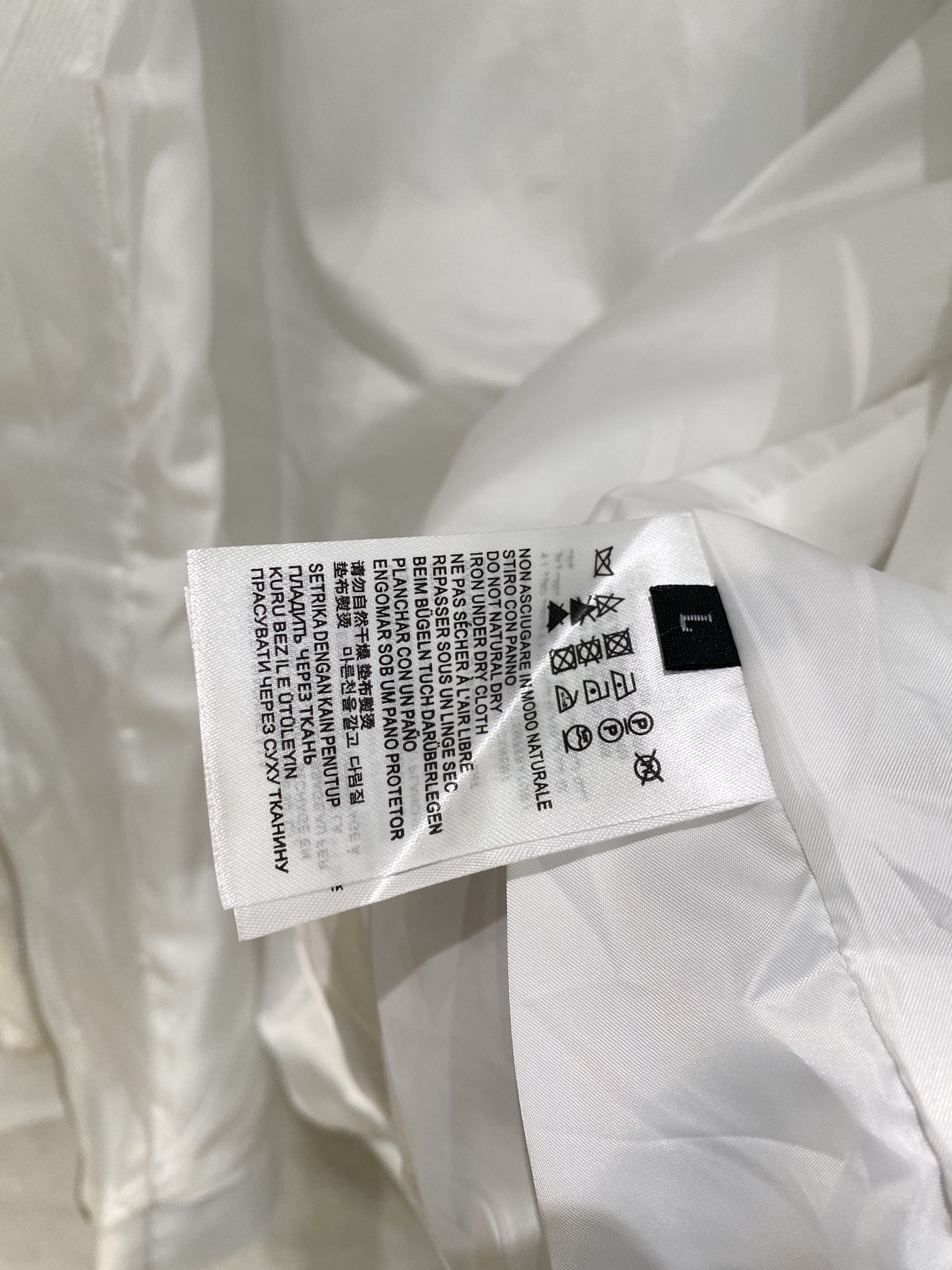 迪奥、2025新品夹克外套，时尚帅气，袖口刺绣装饰字母logo，简约百搭款，定制原版面料，不仅挺括，保持