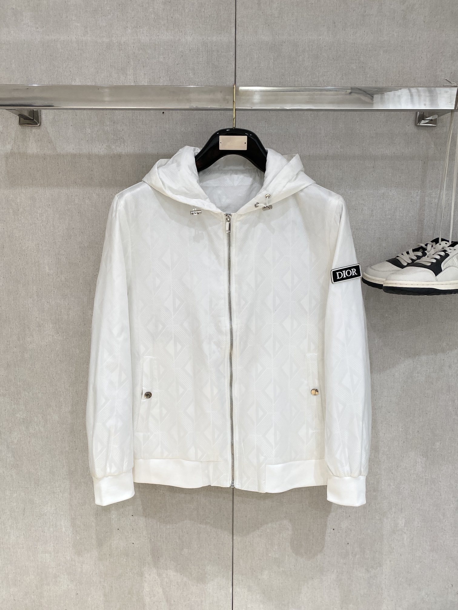 迪奥、2025新品夹克外套，时尚帅气，袖口刺绣装饰字母logo，简约百搭款，定制原版面料，不仅挺括，保持