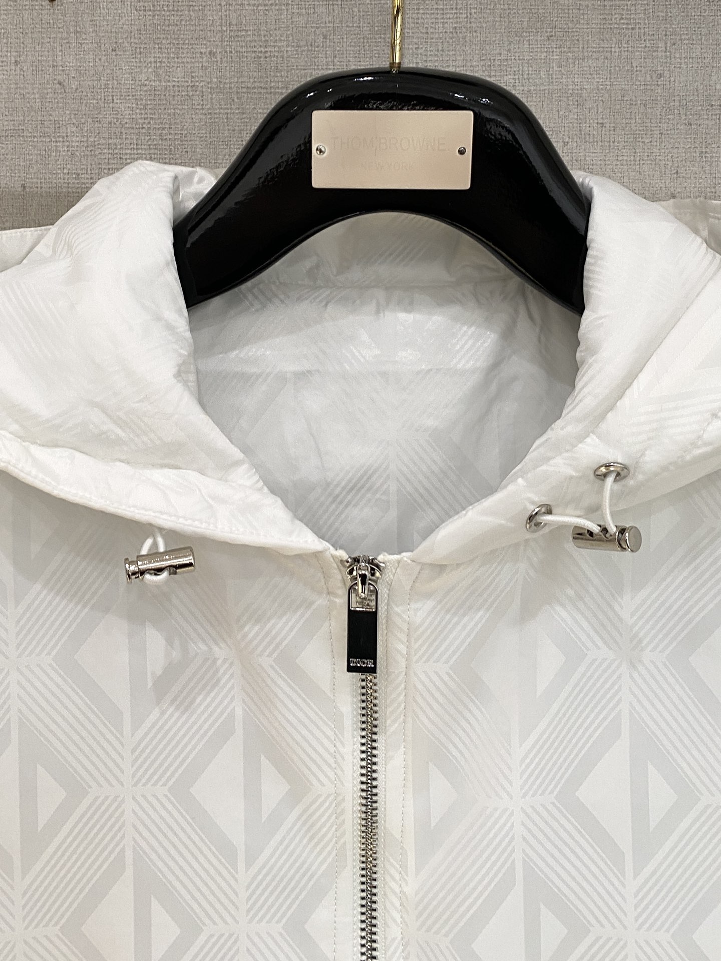 迪奥、2025新品夹克外套，时尚帅气，袖口刺绣装饰字母logo，简约百搭款，定制原版面料，不仅挺括，保持