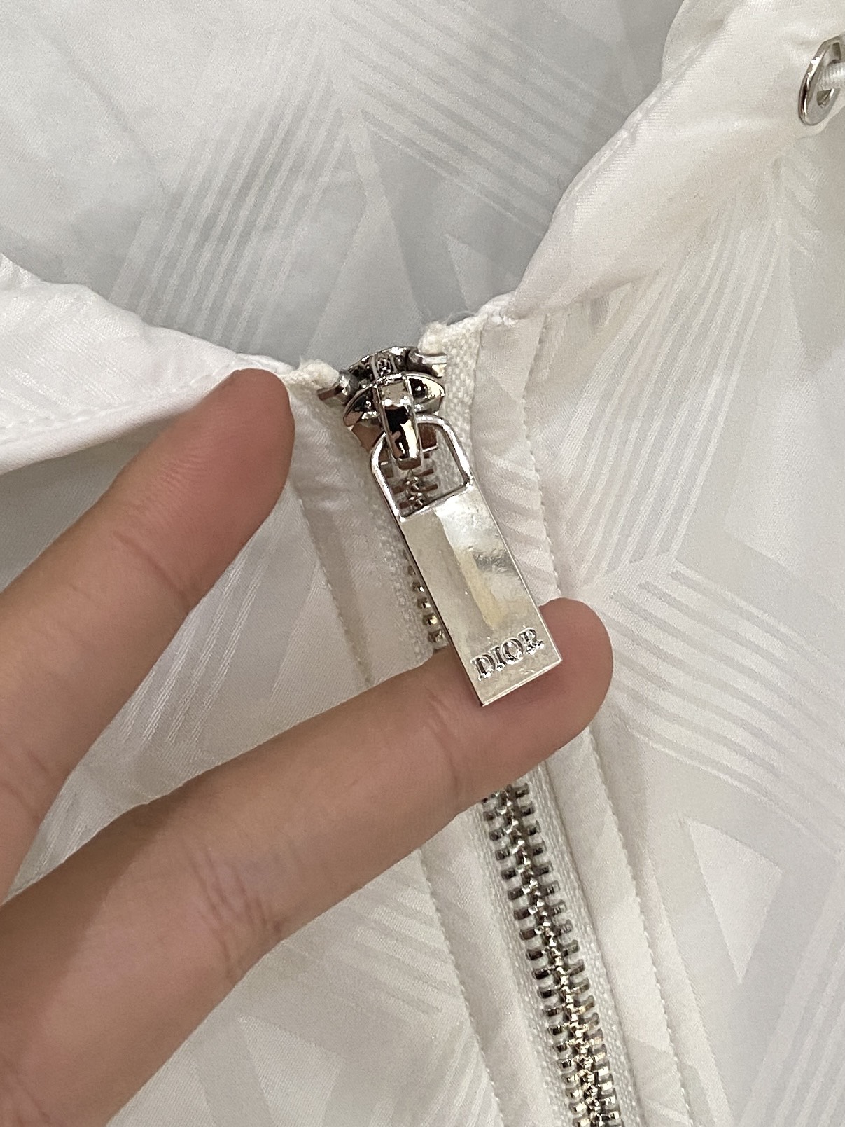 迪奥、2025新品夹克外套，时尚帅气，袖口刺绣装饰字母logo，简约百搭款，定制原版面料，不仅挺括，保持