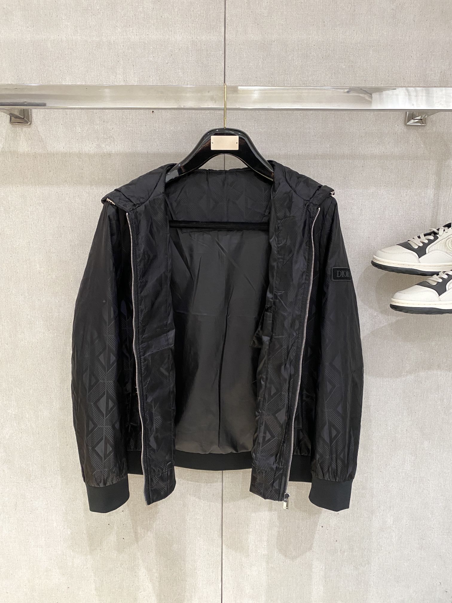 迪奥、2025新品夹克外套，时尚帅气，简约百搭款，袖口刺绣装饰字母logo，定制原版面料，不仅挺括，保持