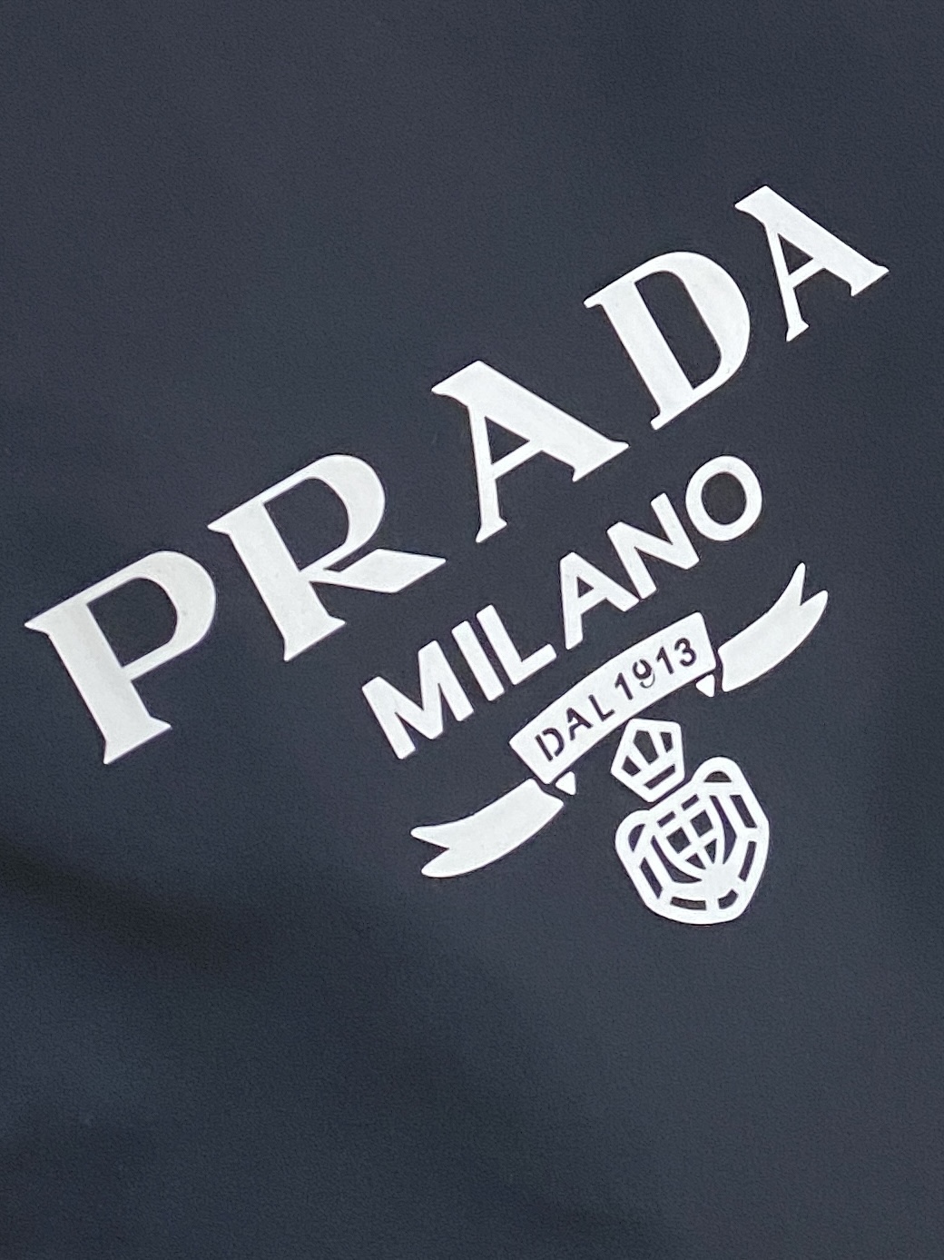 普拉达、2025新品夹克外套，时尚帅气，简约百搭款，胸前顶级印花图案字母logo，定制原版面料，不仅挺括