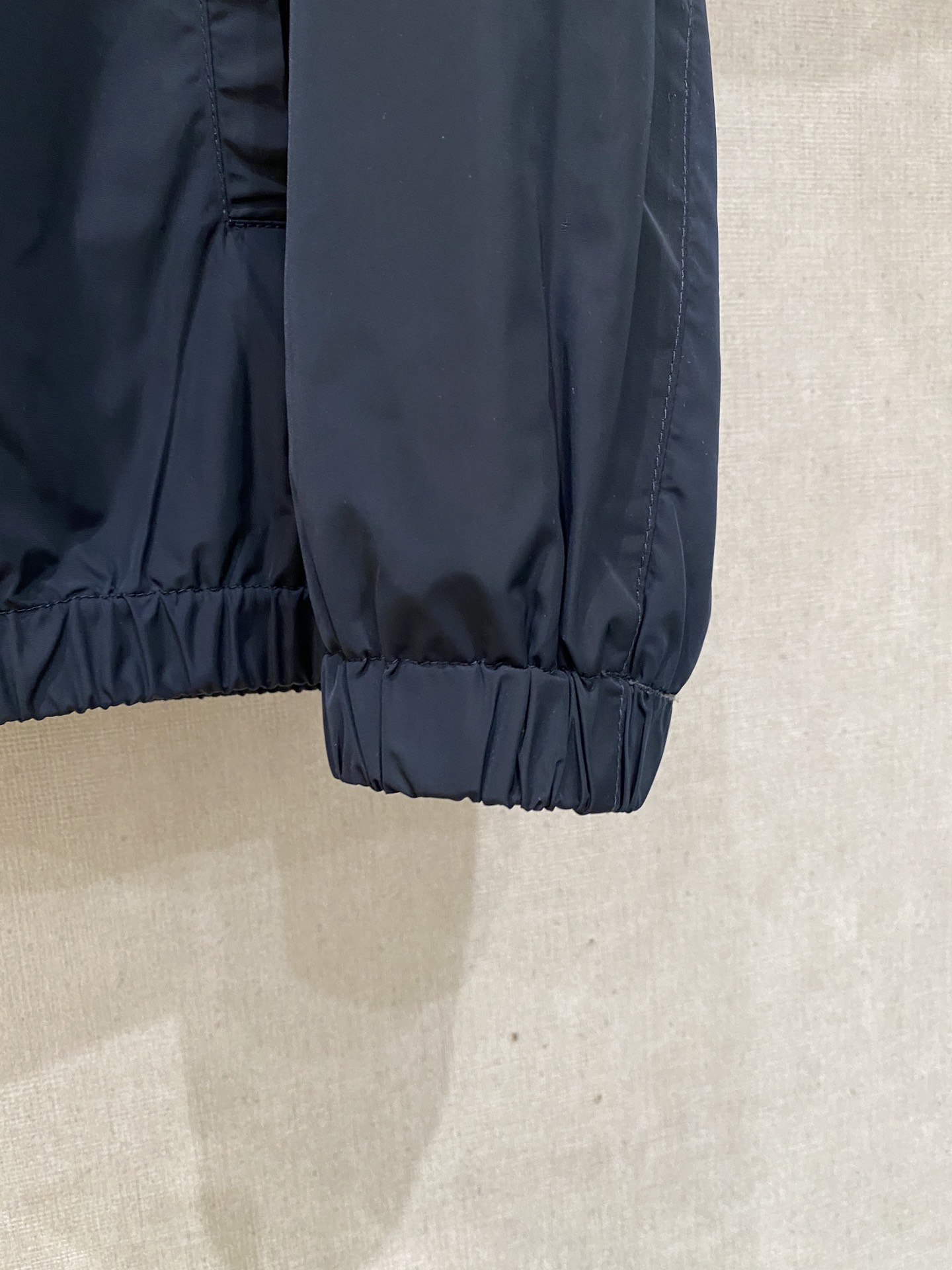 普拉达、2025新品夹克外套，时尚帅气，简约百搭款，胸前顶级印花图案字母logo，定制原版面料，不仅挺括