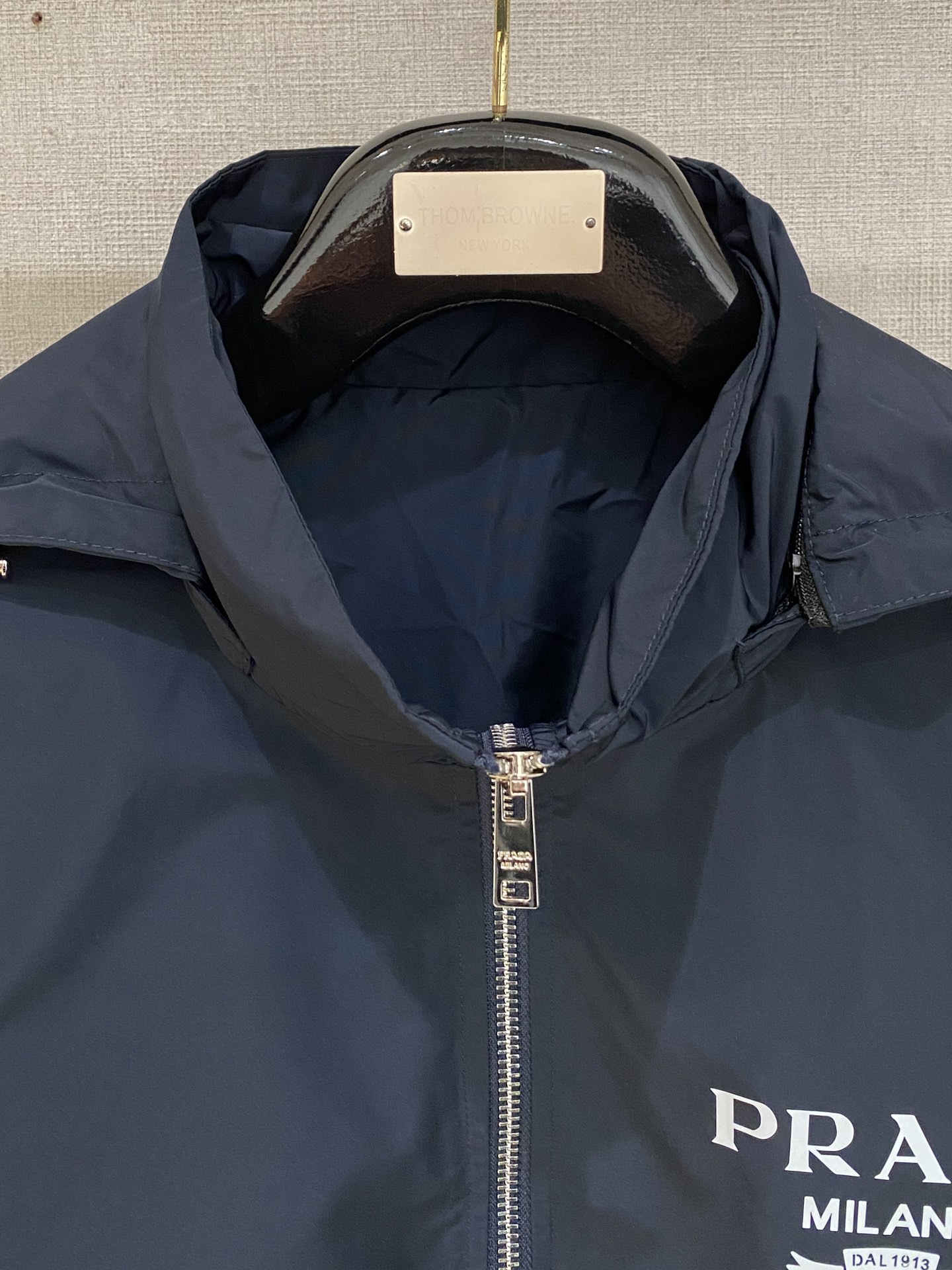 普拉达、2025新品夹克外套，时尚帅气，简约百搭款，胸前顶级印花图案字母logo，定制原版面料，不仅挺括