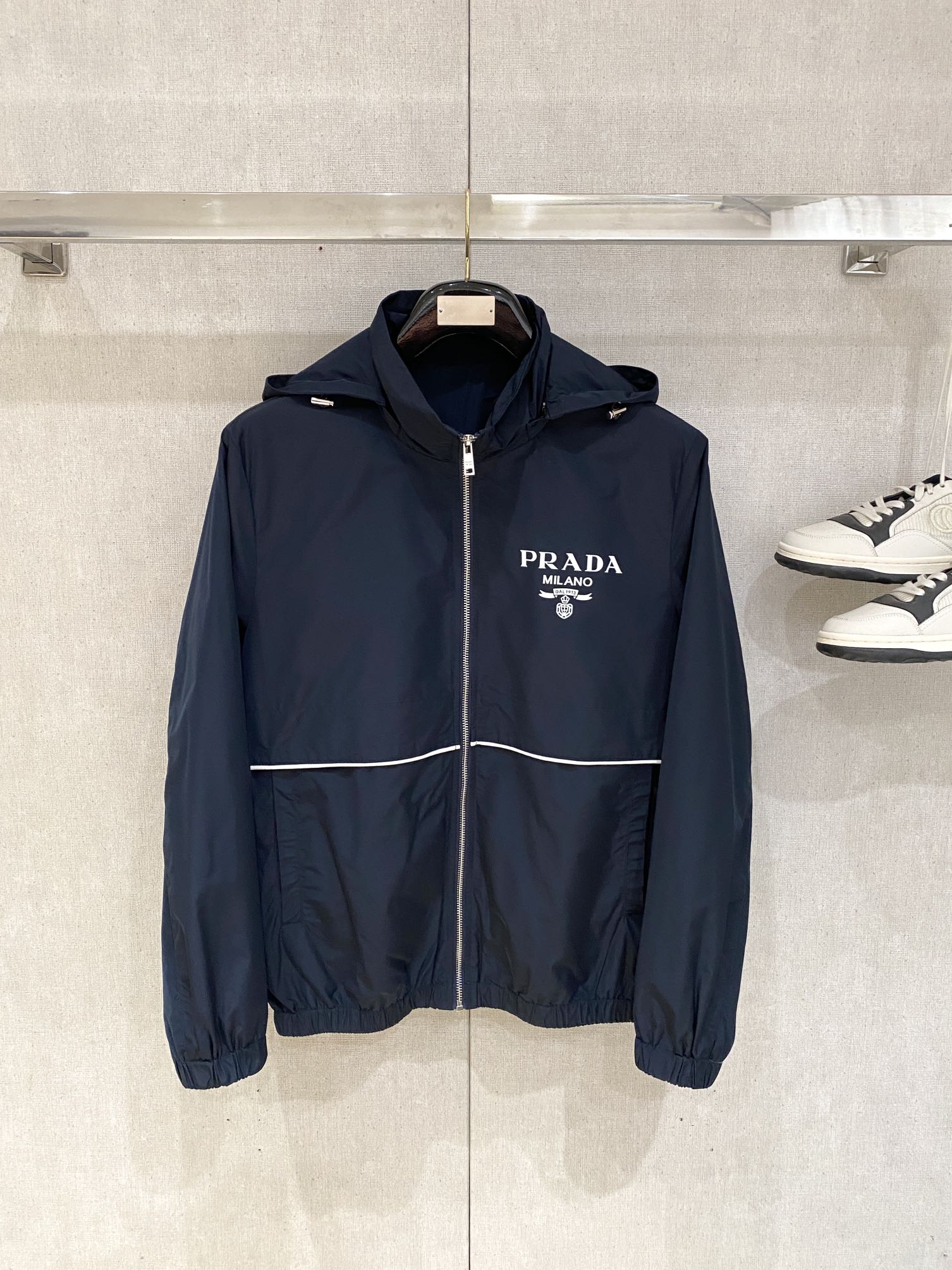 普拉达、2025新品夹克外套，时尚帅气，简约百搭款，胸前顶级印花图案字母logo，定制原版面料，不仅挺括