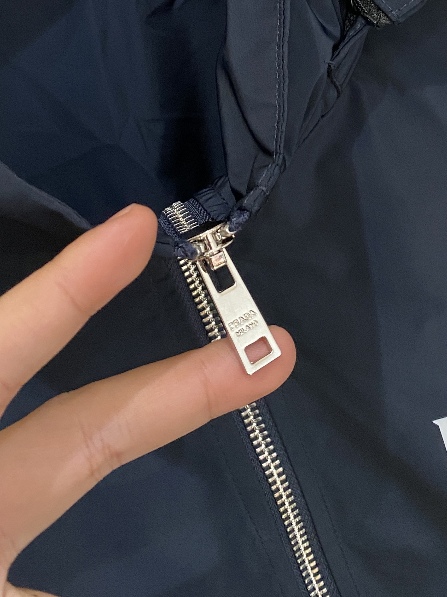 普拉达、2025新品夹克外套，时尚帅气，简约百搭款，胸前顶级印花图案字母logo，定制原版面料，不仅挺括