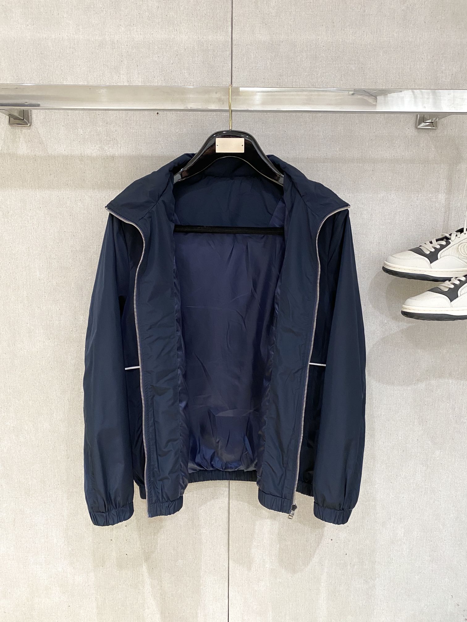 普拉达、2025新品夹克外套，时尚帅气，简约百搭款，胸前顶级印花图案字母logo，定制原版面料，不仅挺括