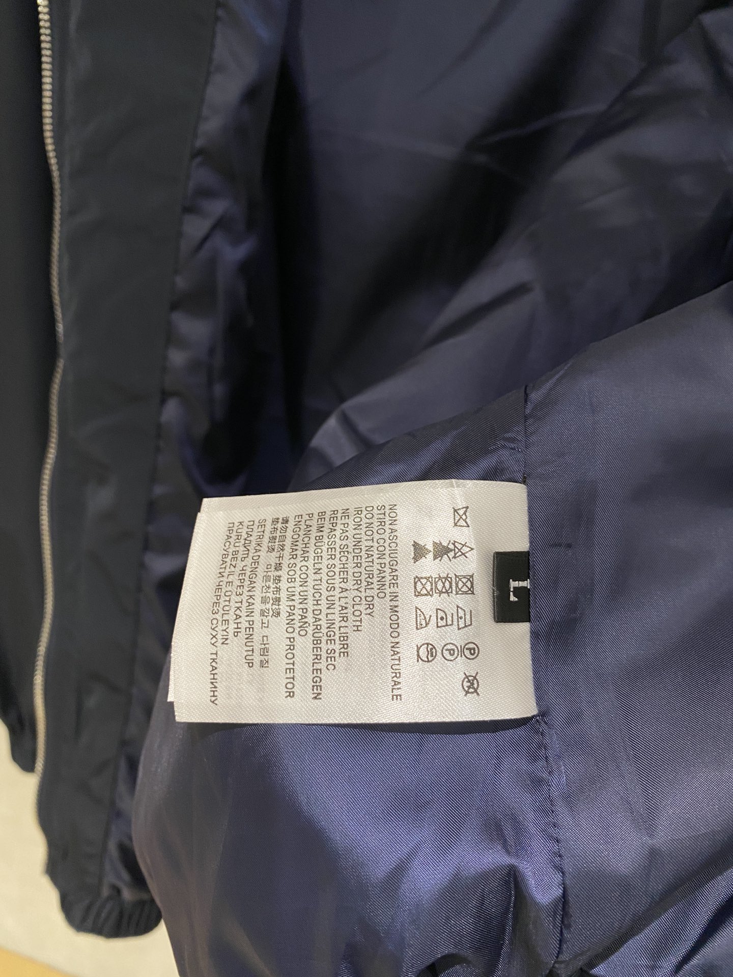 普拉达、2025新品夹克外套，时尚帅气，简约百搭款，胸前顶级印花图案字母logo，定制原版面料，不仅挺括